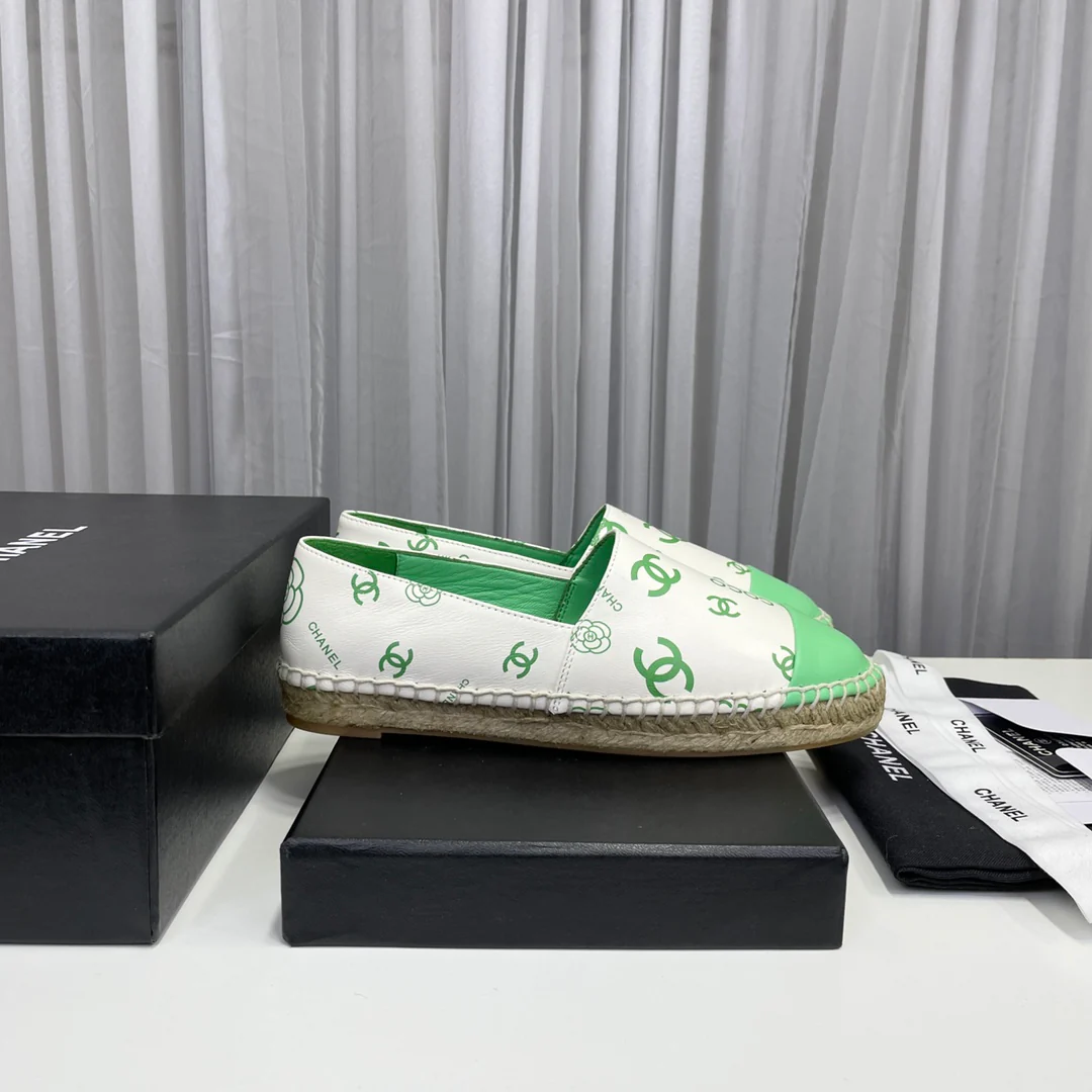 Новинка весны 2023 года от Chanel - Рыбацкие туфли из овечьей кожи - Зеленые