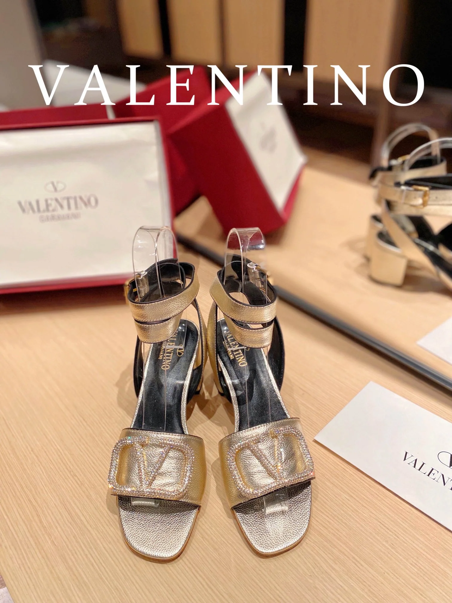Valentino - Золотые сандалии на массивном каблуке