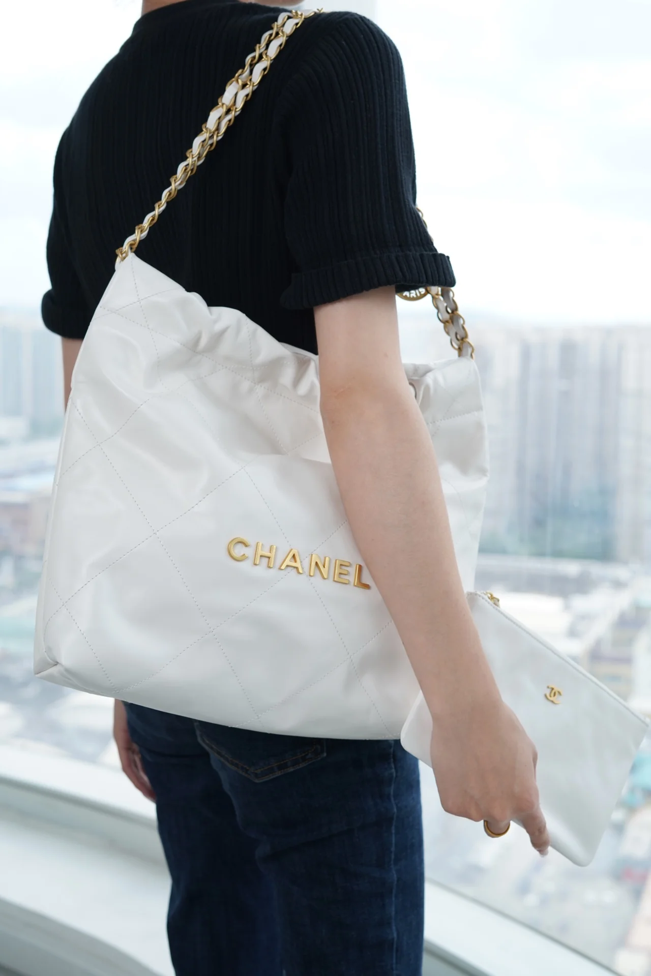 Сумочка Chanel No. 22 — маленькая, из белого золота.