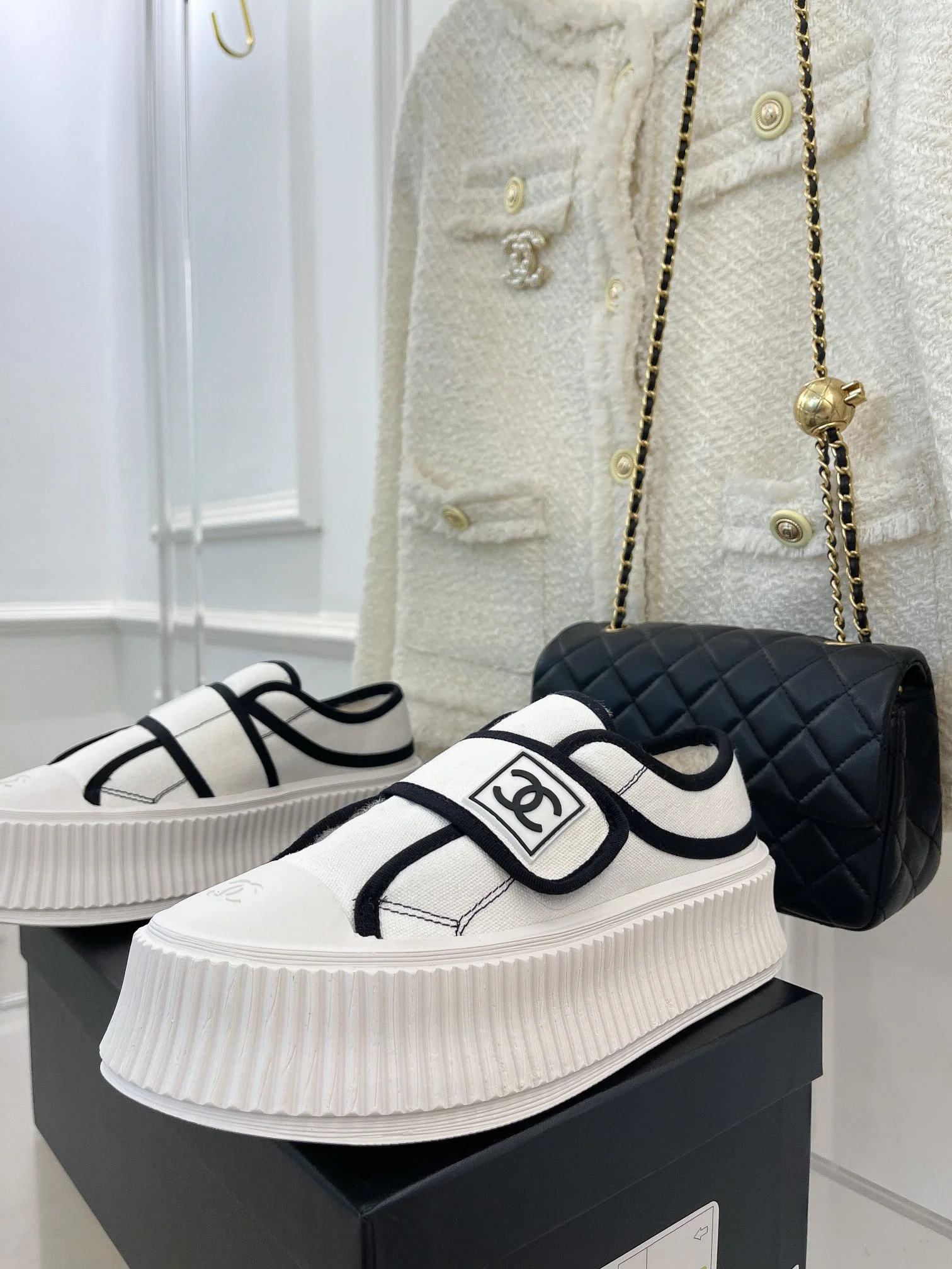 Новинка сезона осень/зима 2022 от Chanel - повседневные туфли на платформе с застежкой-липучкой.