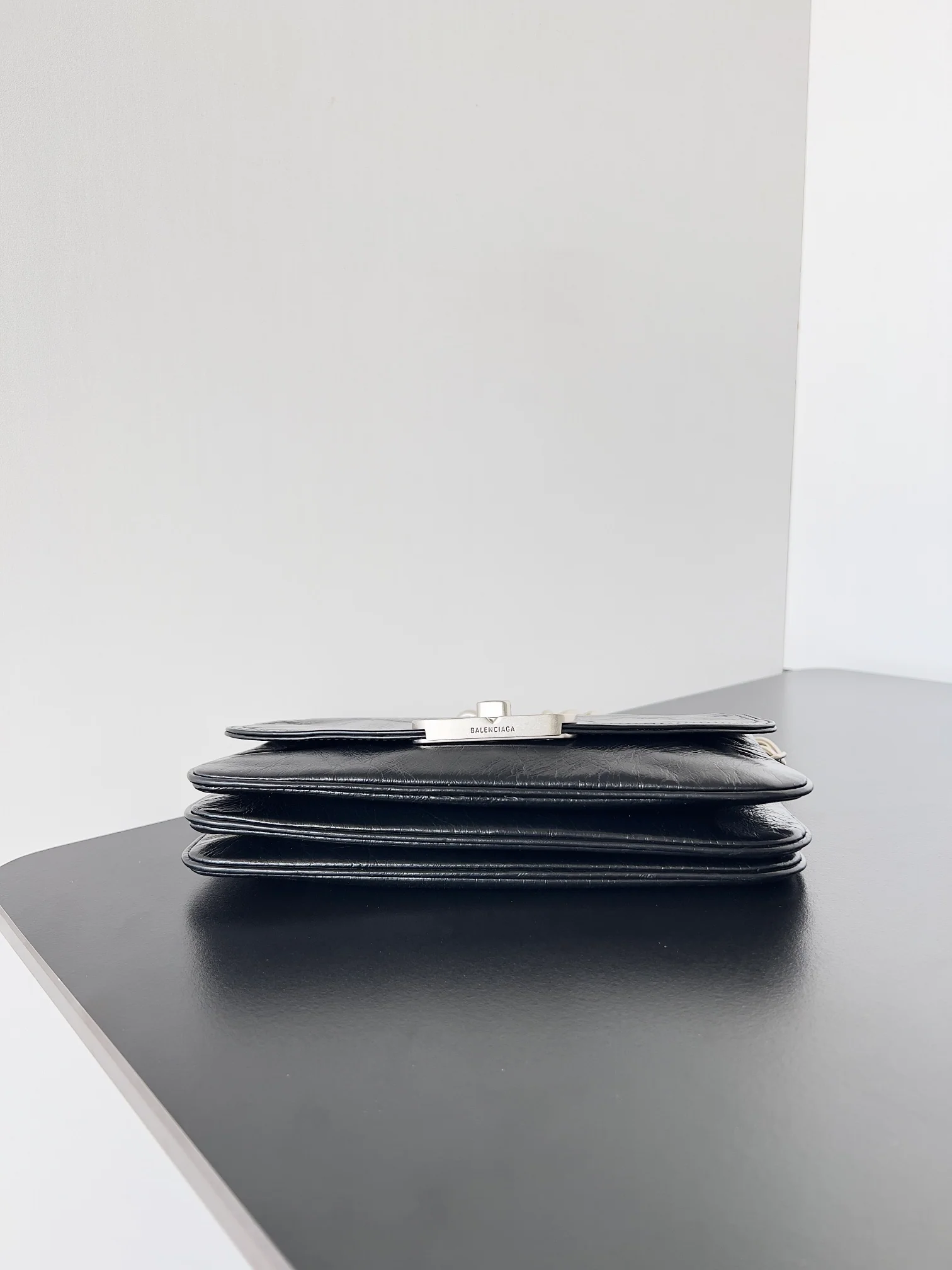 bb-soft Маленькая сумка с клапаном из черной телячьей кожи с серебристой фурнитурой