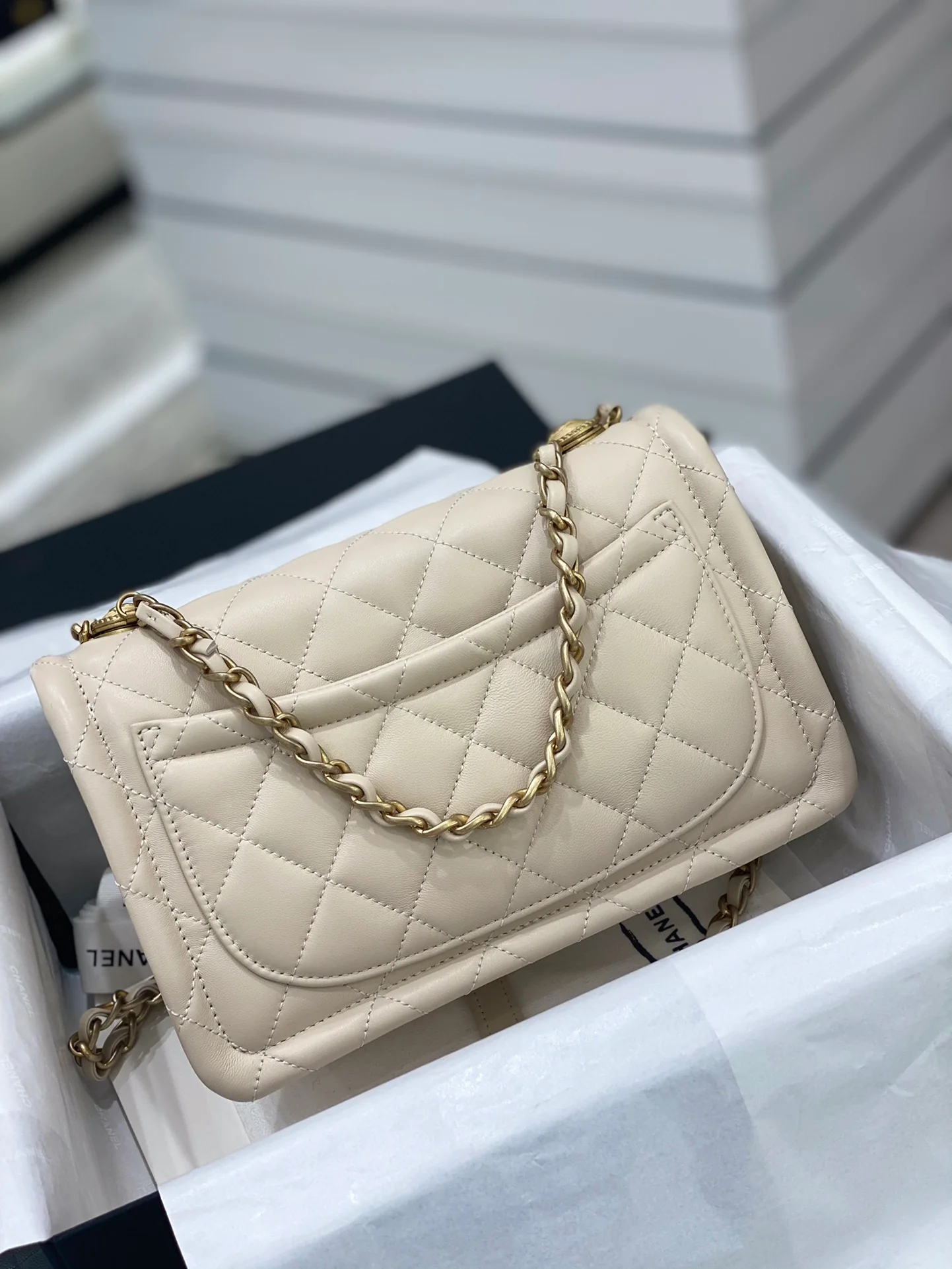 Классическая коллекция Chanel CF - Новинка сезона осень/зима 2020 - Кожа ягненка с золотой фурнитурой - Белый