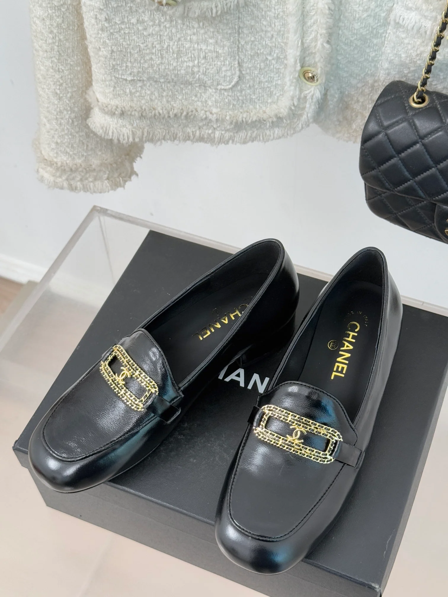 Лоферы Chanel 2024 с двойной цепочкой и пряжкой - черные