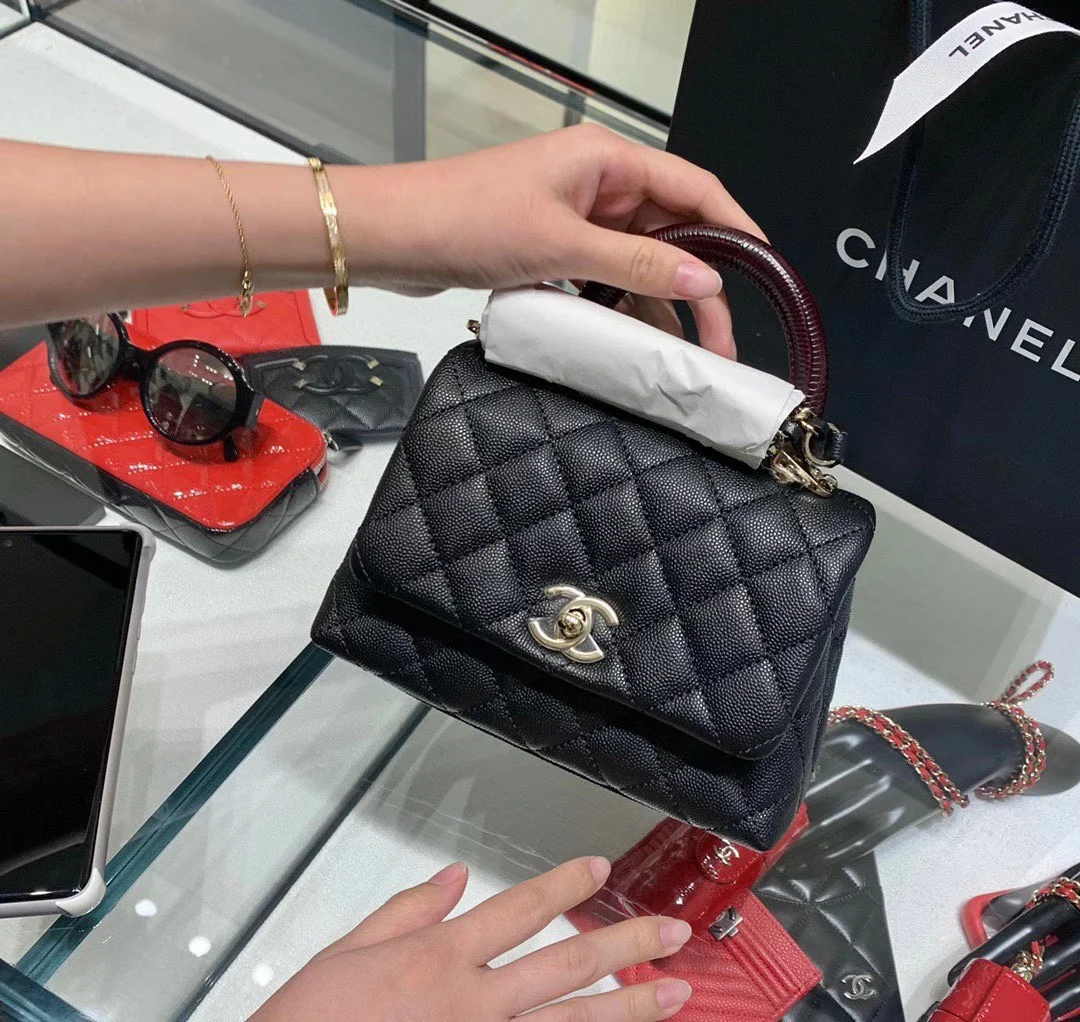 Мини-сумка Chanel Coco Handle — черная зернистая телячья кожа с бордовым ремешком на запястье — пряжка из светлого золота.