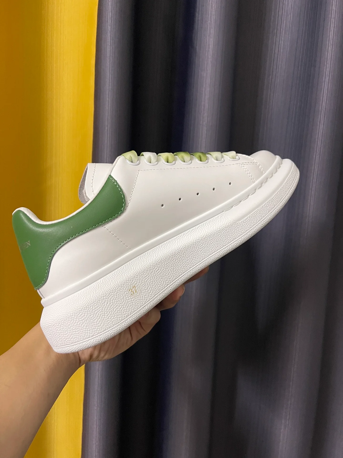 Классические белые кроссовки McQueen - унисекс - зеленый каблук
