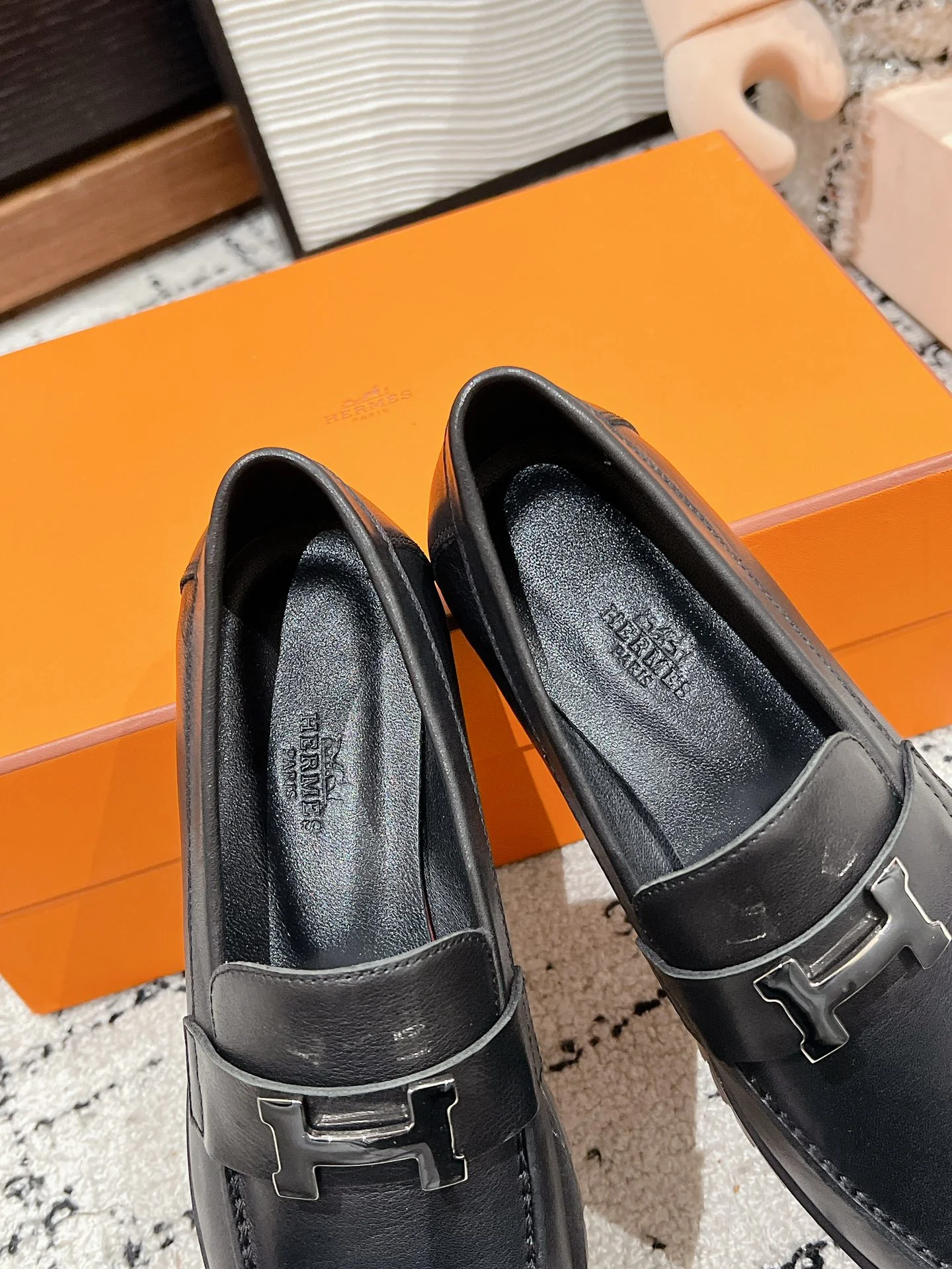 Лоферы Hermes 2024h с пряжкой - черные