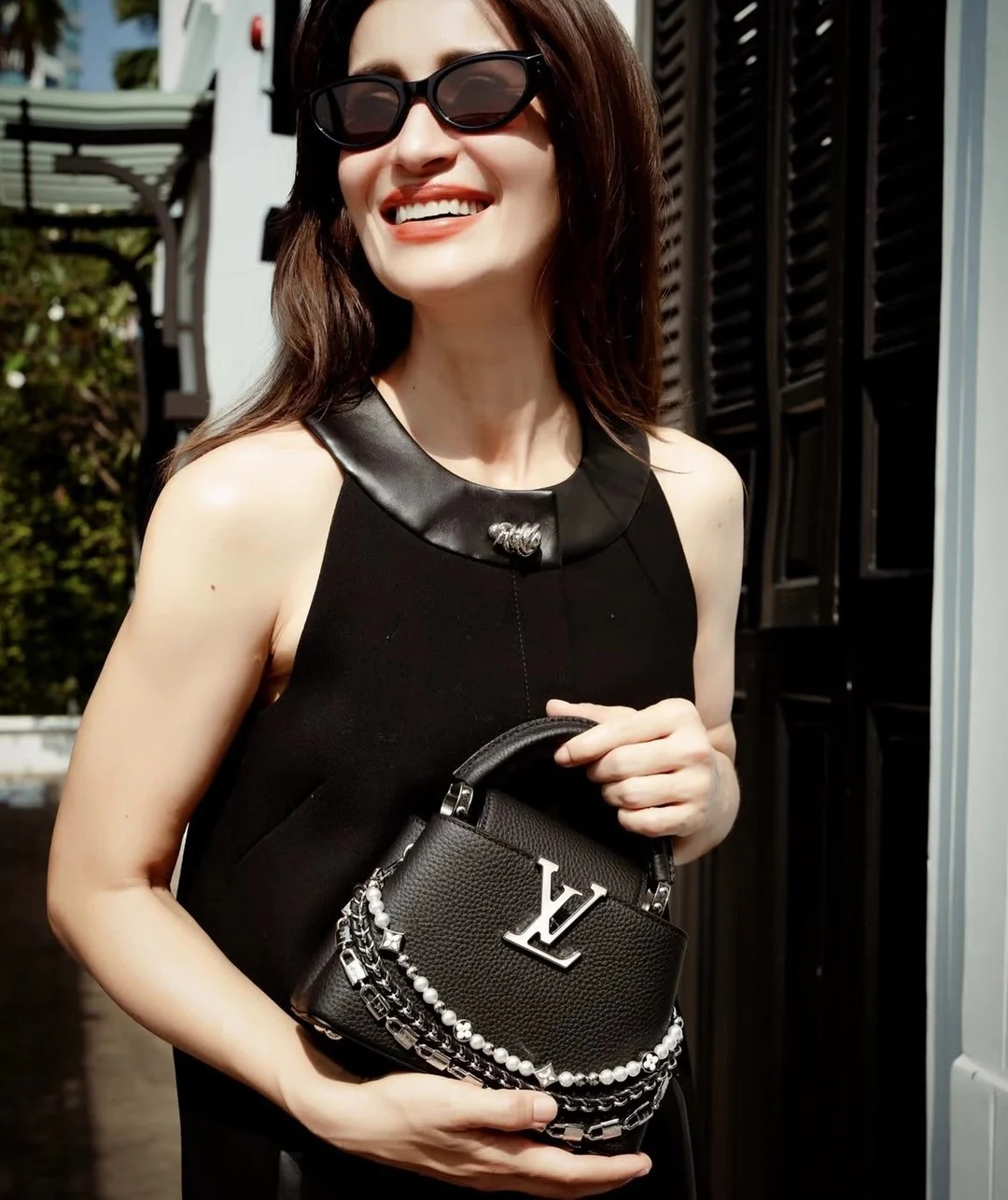 Миниатюрная кожаная сумочка LV Capucines с жемчужной цепочкой - черная