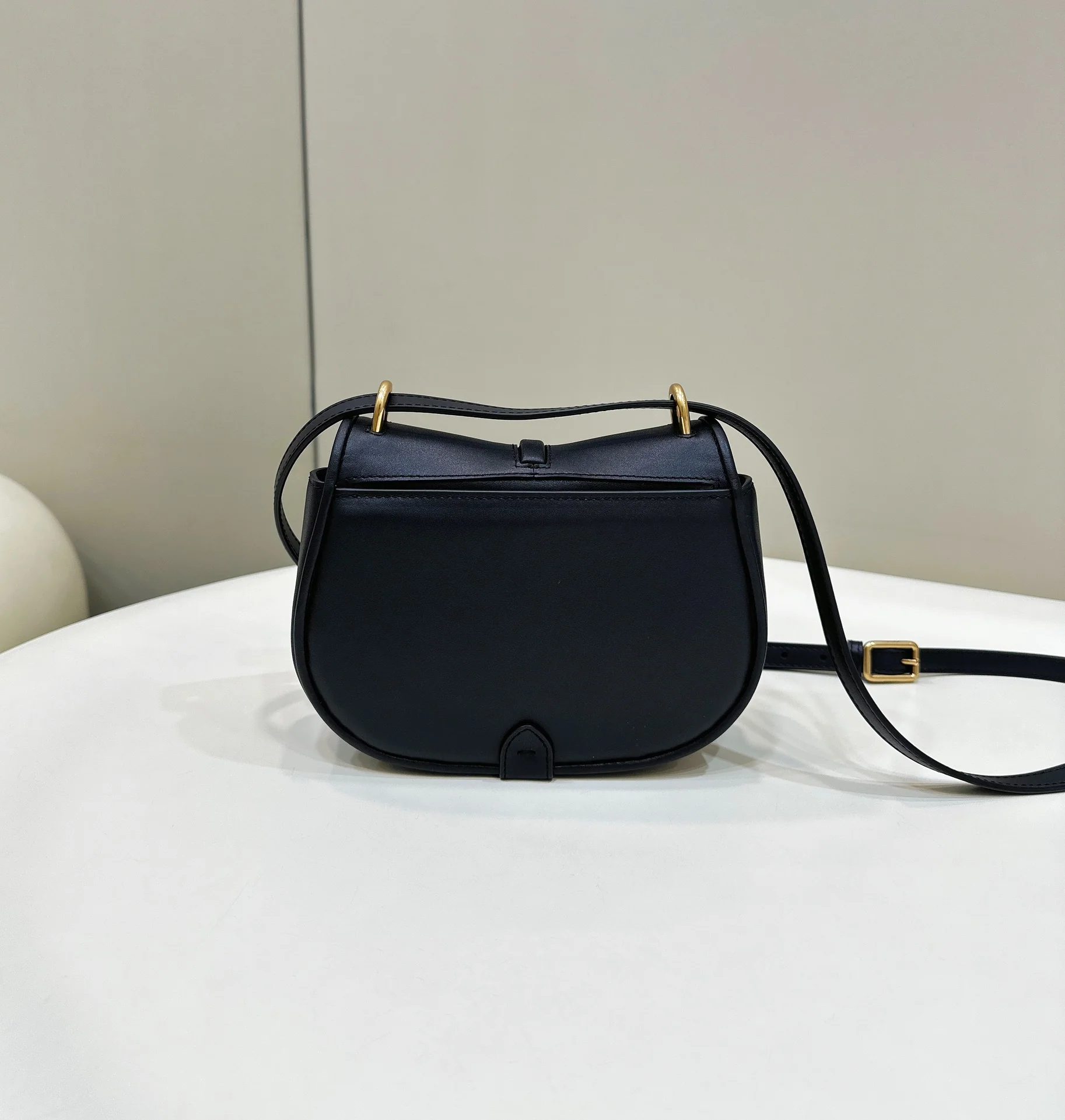 Сумка-седло Fendi Retro-Style Flap Saddle Bag - черная