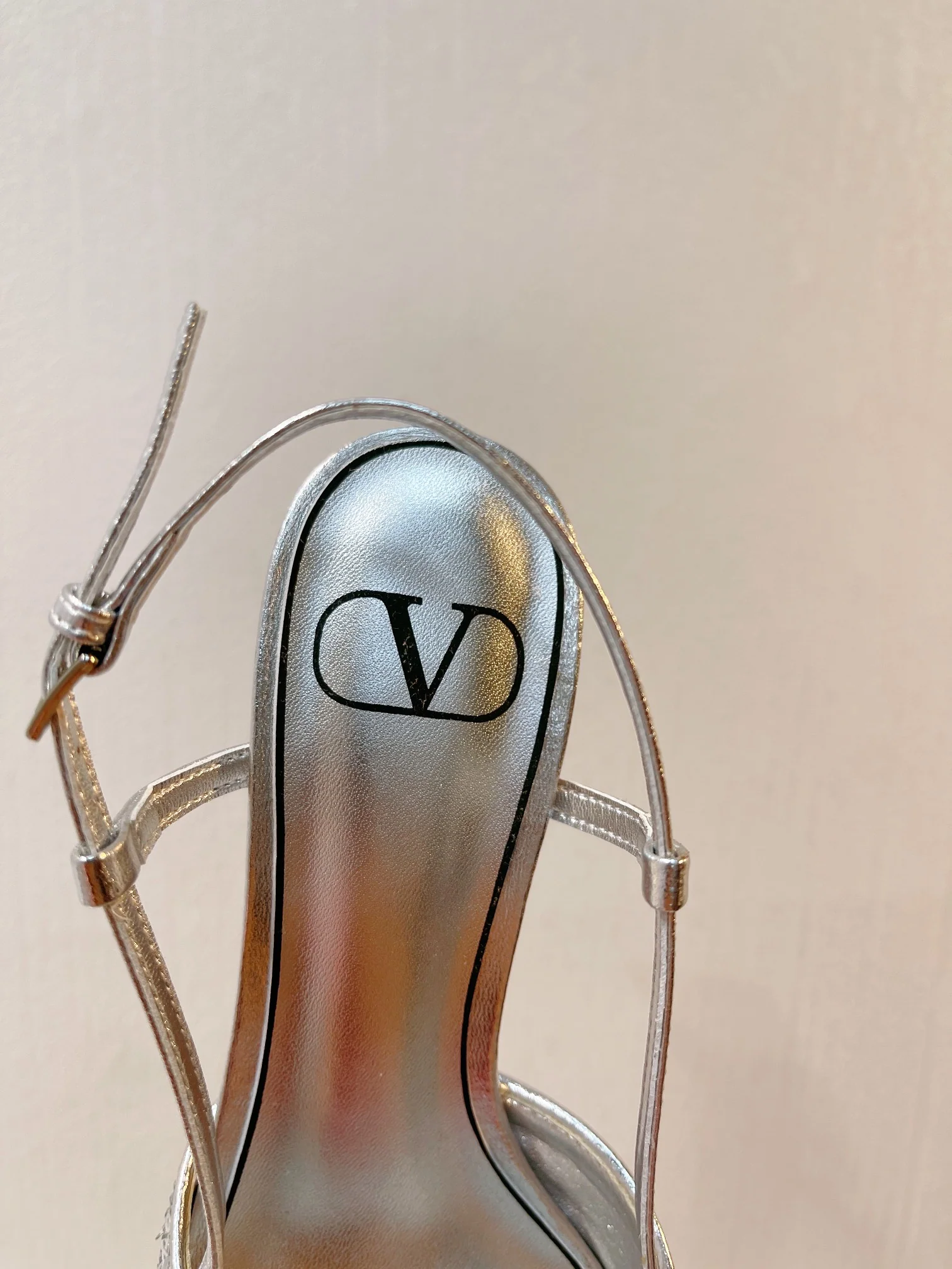 Новинка с официального сайта Valentino 2023 — глянцевые босоножки на низком каблуке с острым носком — 4 см — серебристый.