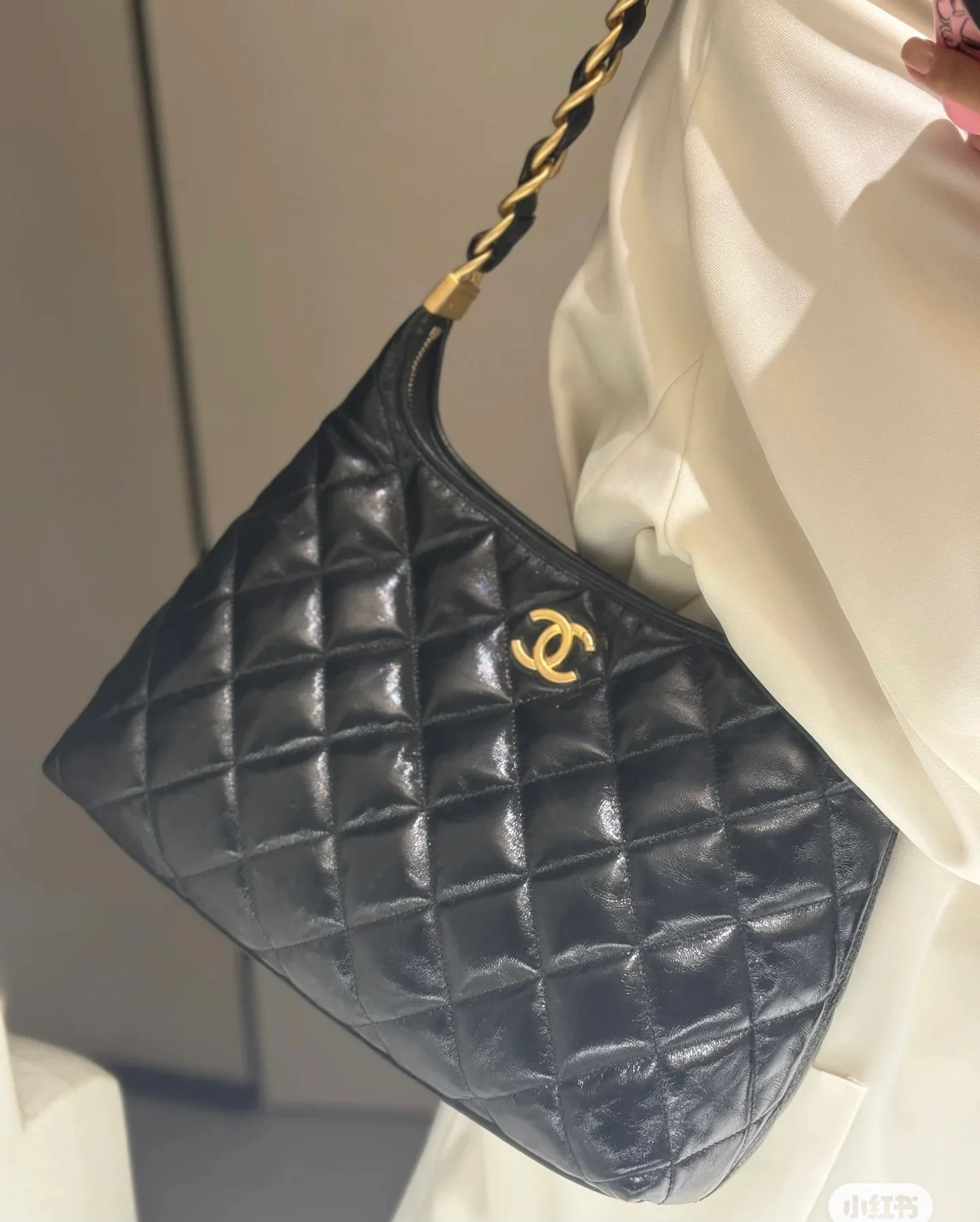 Сумка-хобо Chanel 24a под мышкой - черная