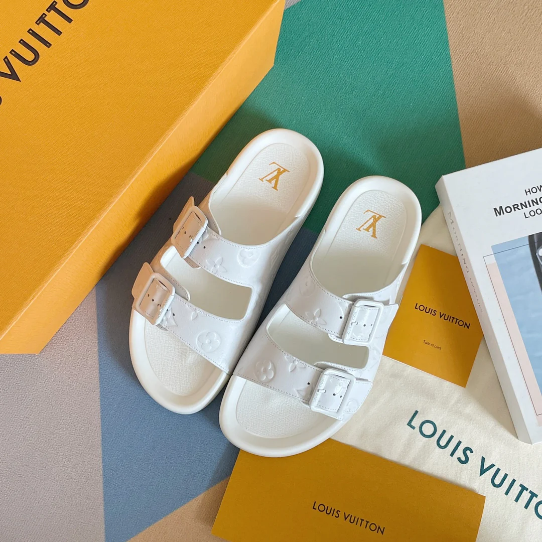 Новые кроссовки LV из серии 2023 года с тисненым монограммом — белые.