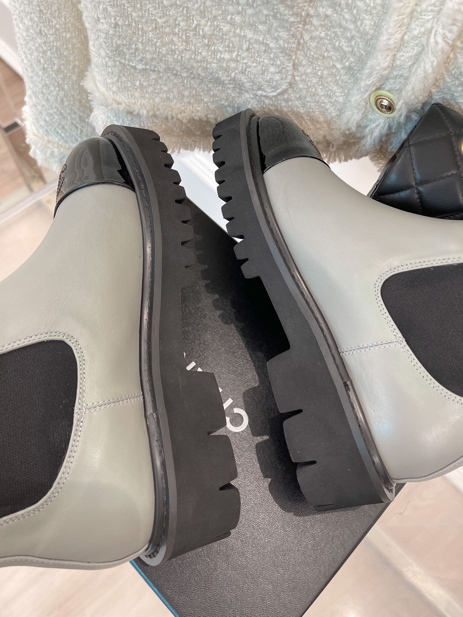 Новинка сезона осень/зима 2023 от Chanel - Ботильоны с круглым носком - Серые