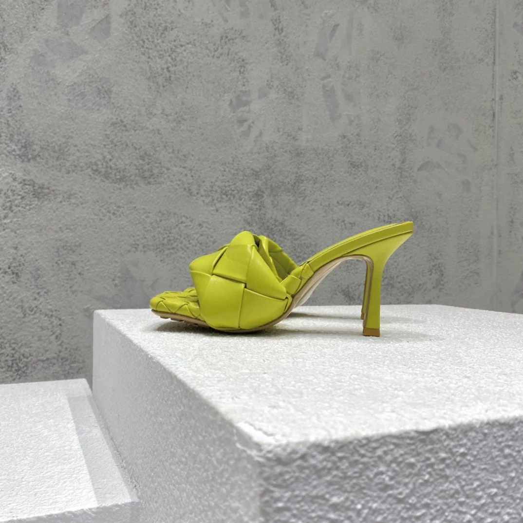 Новинка сезона весна/лето 2021 от BV - Плоские плетеные сандалии на шпильке - Цветовая гамма