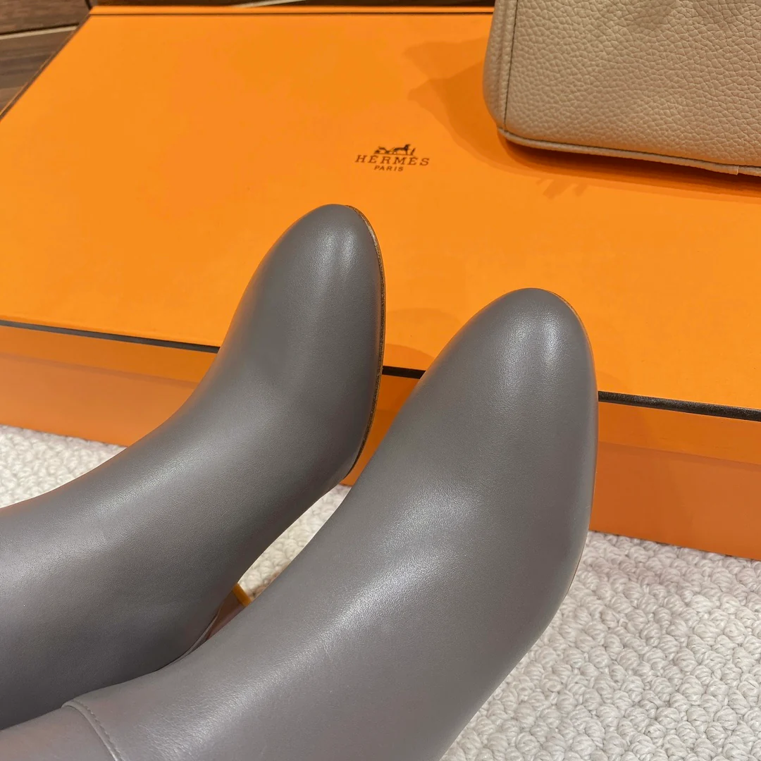 Новая коллекция Hermes осень/зима 2022 — высокие сапоги Kelly — серые.
