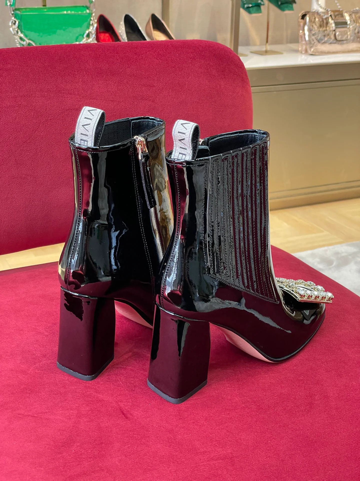 Обувь RV - Коллекция осень/зима 2022 - Лакированные ботильоны с пряжками, украшенными стразами.