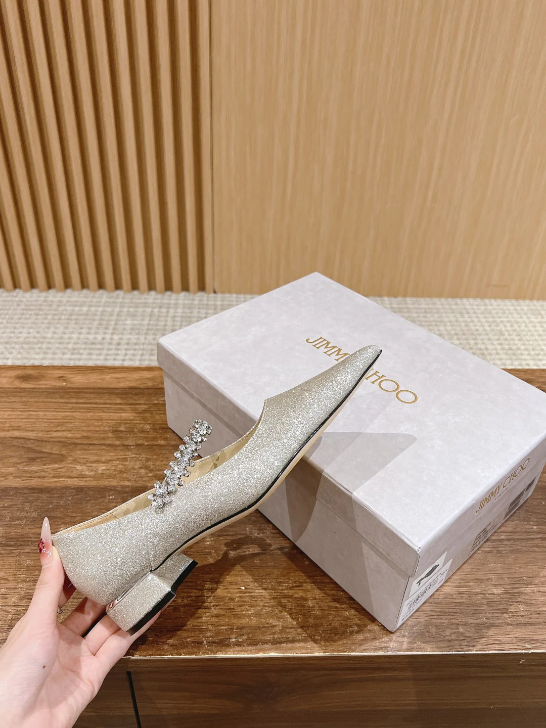 Туфли ?Мэри Джейн? от Jimmy с ремешком, украшенным стразами — серебристые.