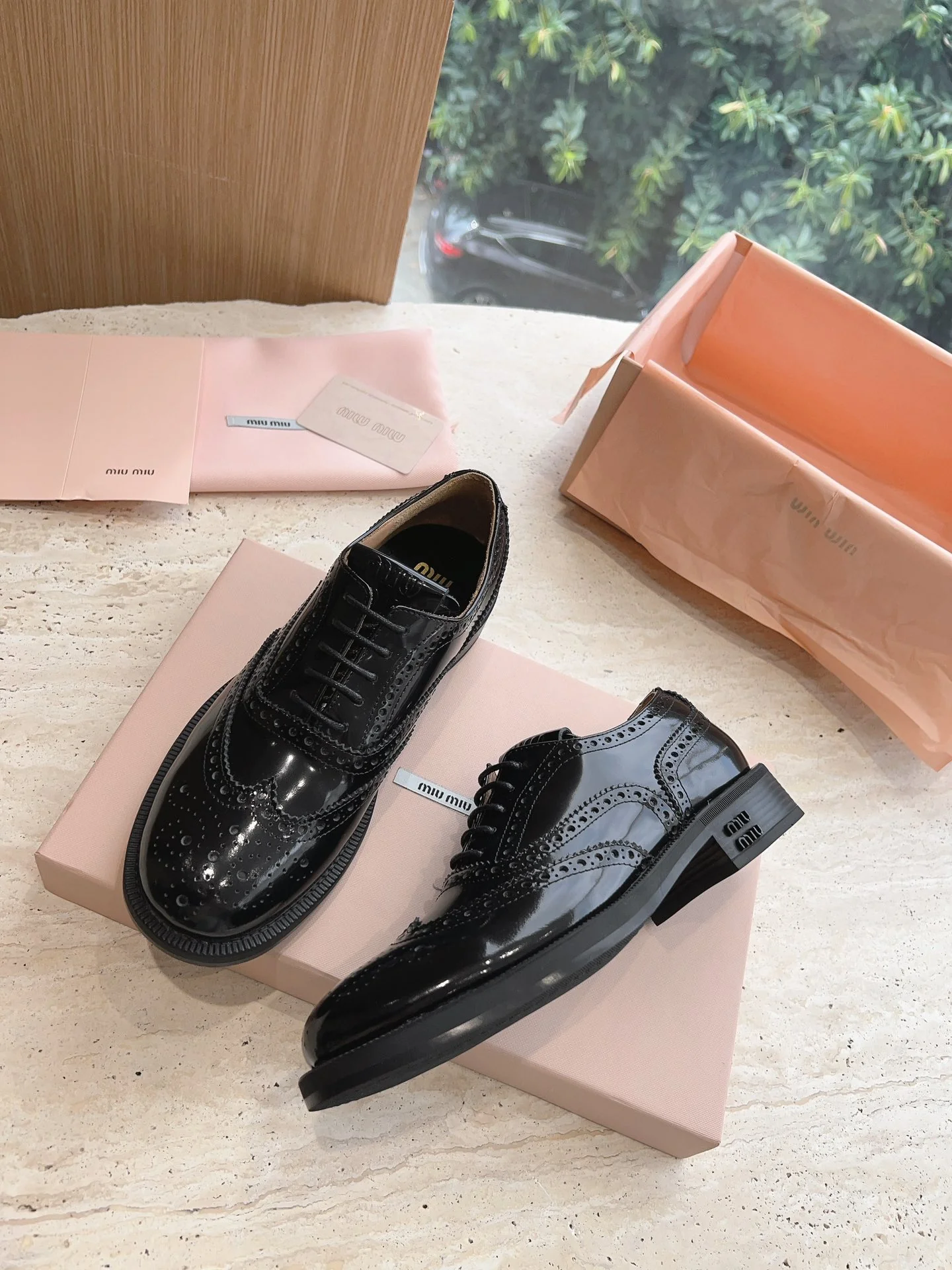 Новинка Miu Miu 2023 года - Лоферы на шнуровке в британском стиле - Черные