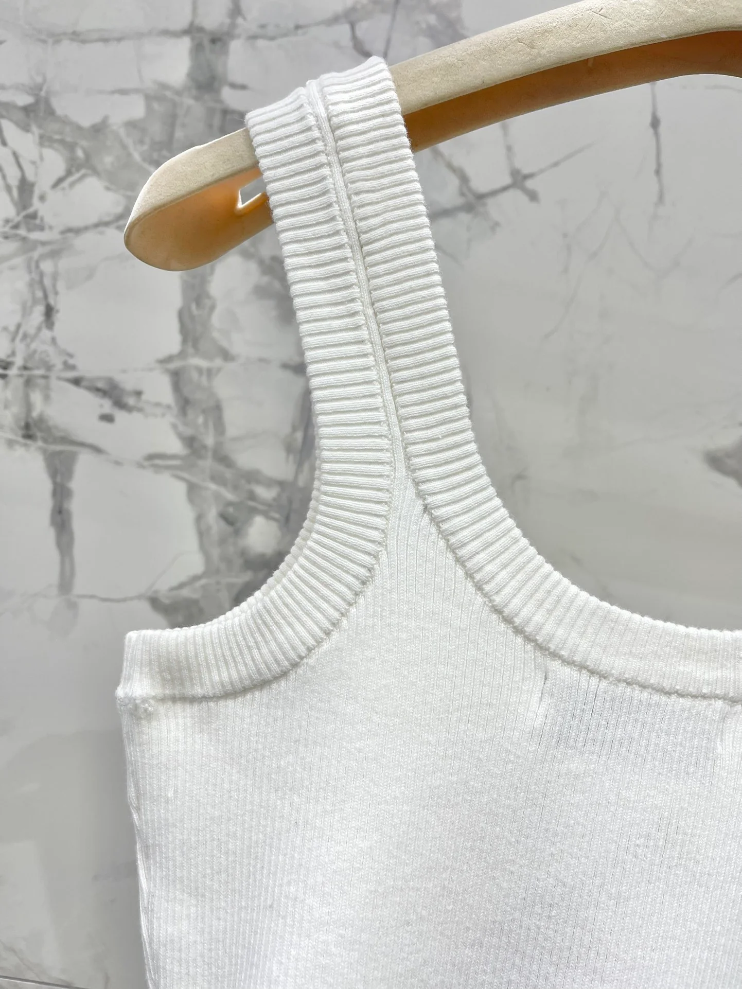 Miu Miu - Летняя новинка 2404-24: Элегантный вязаный жилет с U-образным вырезом - белый