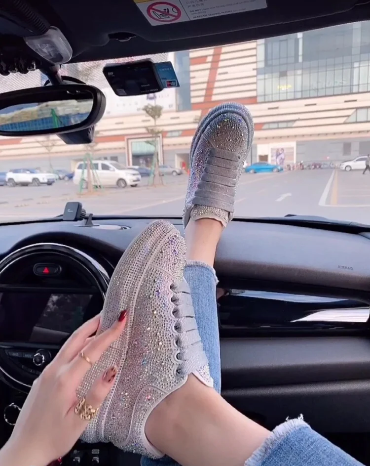 Классические белые кроссовки McQueen — серебристые с крупными бриллиантами