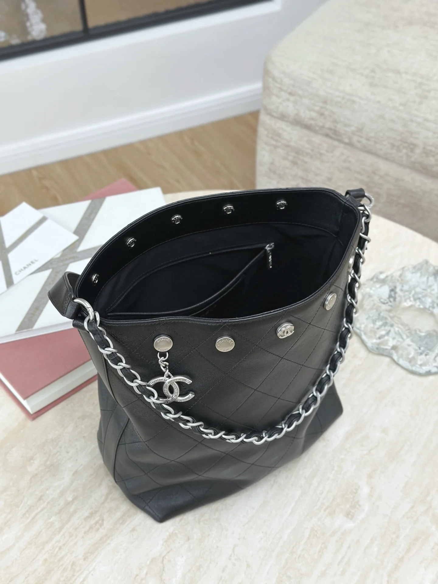 Сумка Chanel в стиле хиппи с золотой монетой 25 пенсов — черно-серебряная.