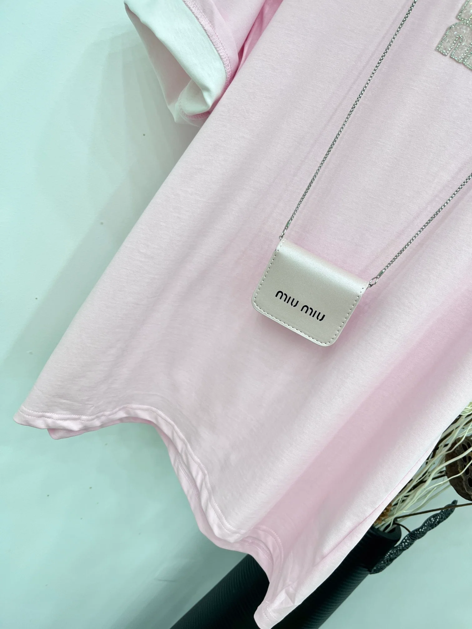 Miu Miu - 2404-24 Новинка: Топ с коротким рукавом, сшитый на заказ и украшенный стразами ручной работы - Розовый