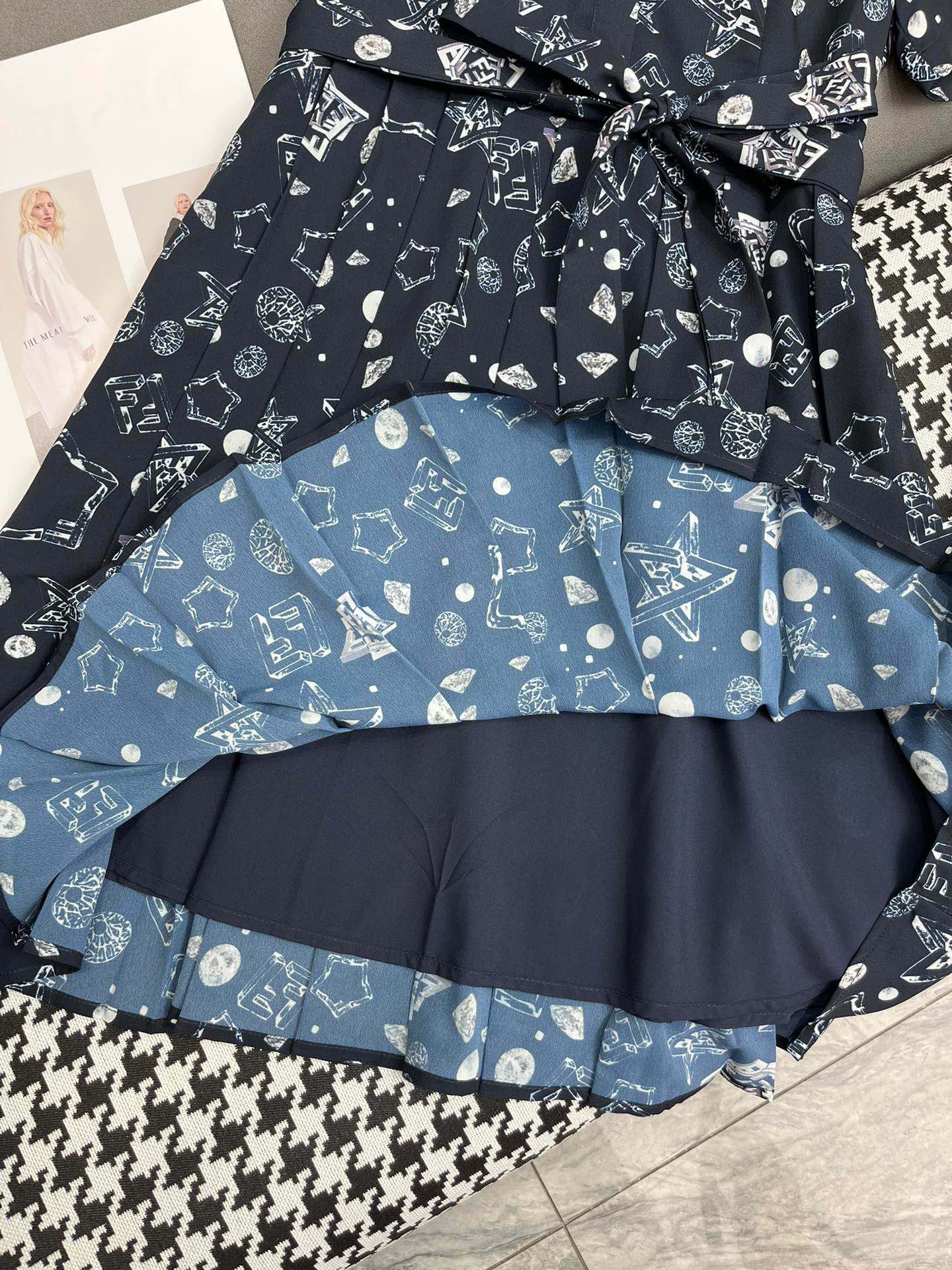 Fendi - 2403 - 24ss Весна/Лето Новое платье с принтом в виде рубашки и плиссированной юбкой