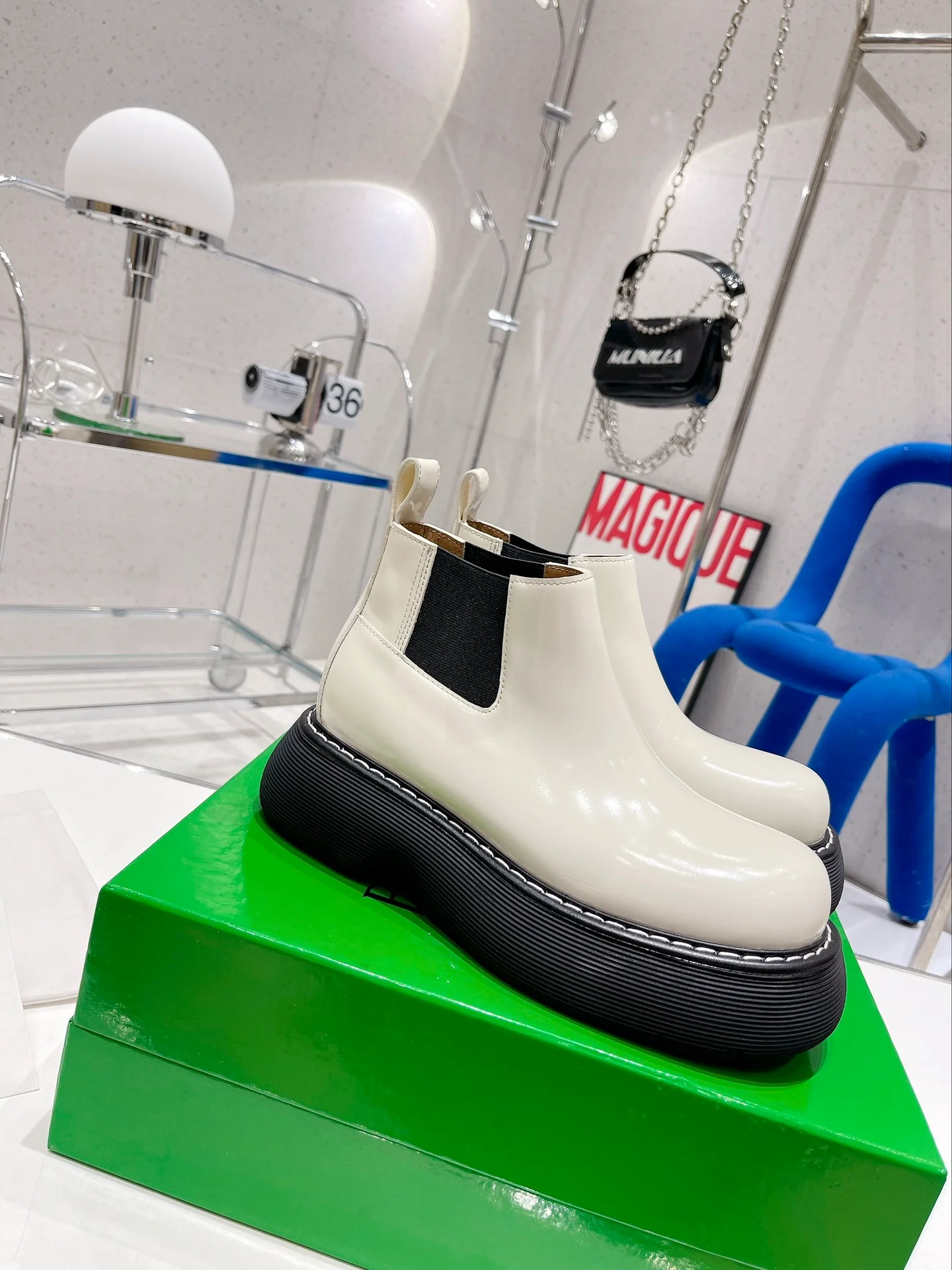 Коллекция BV Haute Couture - Классические ботильоны на ребристой подошве - Полностью кожаные - Размеры 35, 39 и 40. Возможна индивидуальная подгонка.