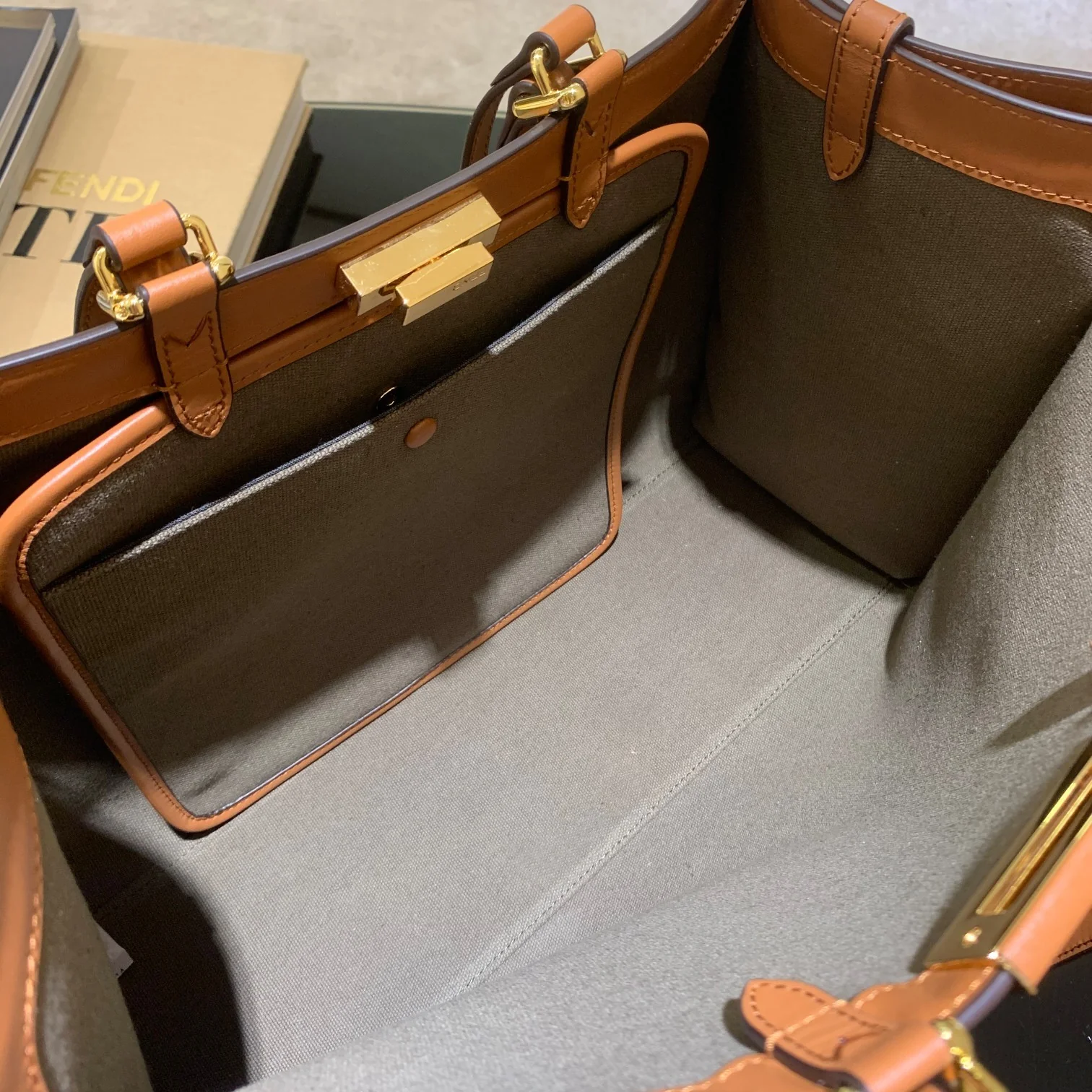 Сумка-тоут Fendi Peekaboo с холщовой ручкой