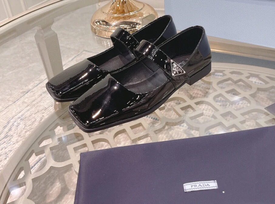 Новинка сезона весна/лето 2023 от Prada - Ретро-балетки с квадратными кольцами - Черные