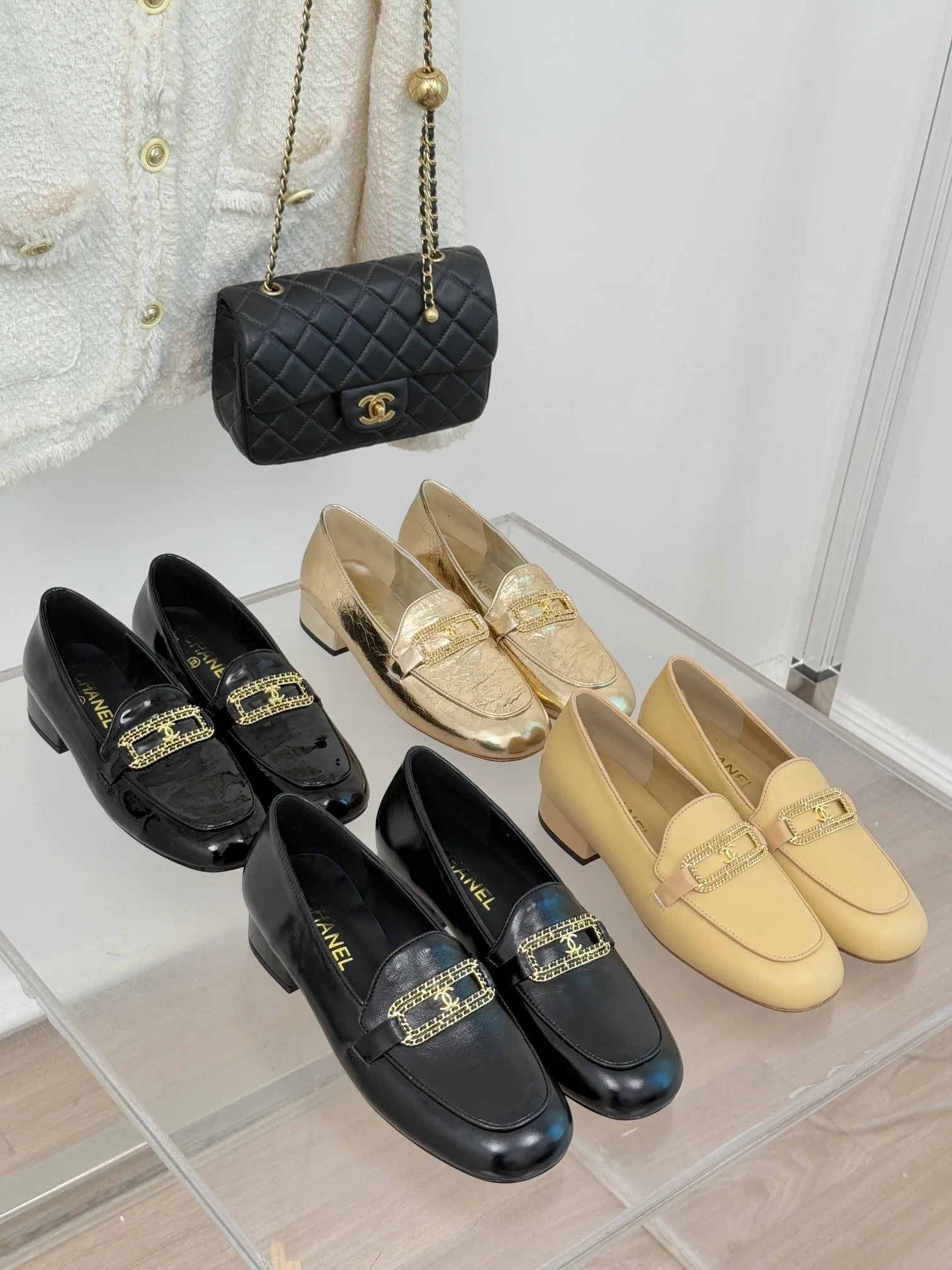 Лоферы Chanel 2024 с двойной цепочкой и пряжкой - изображение из коллекции