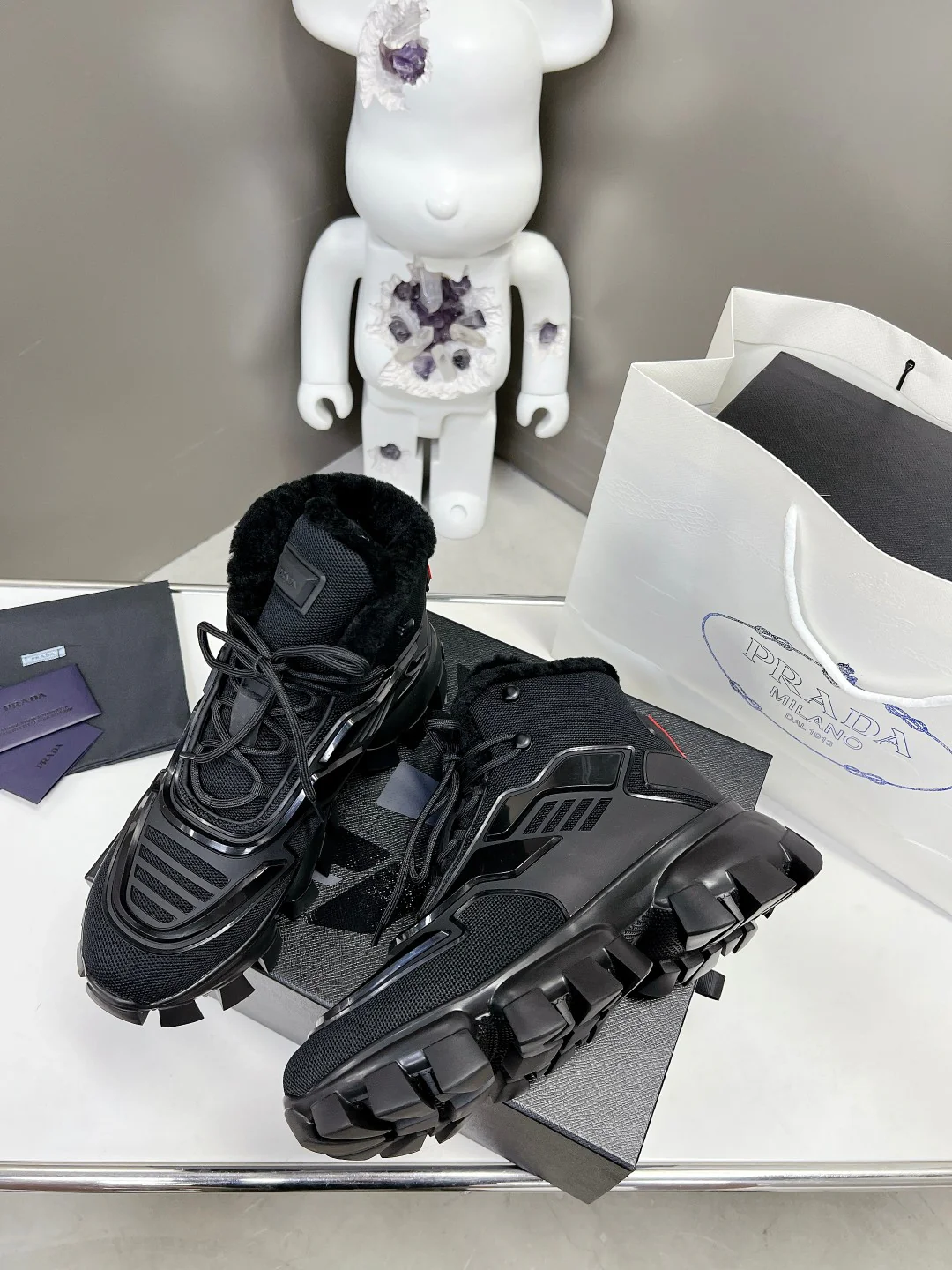 Новинка весны 2022 года от Prada - повседневные туфли на высокой платформе - черные.