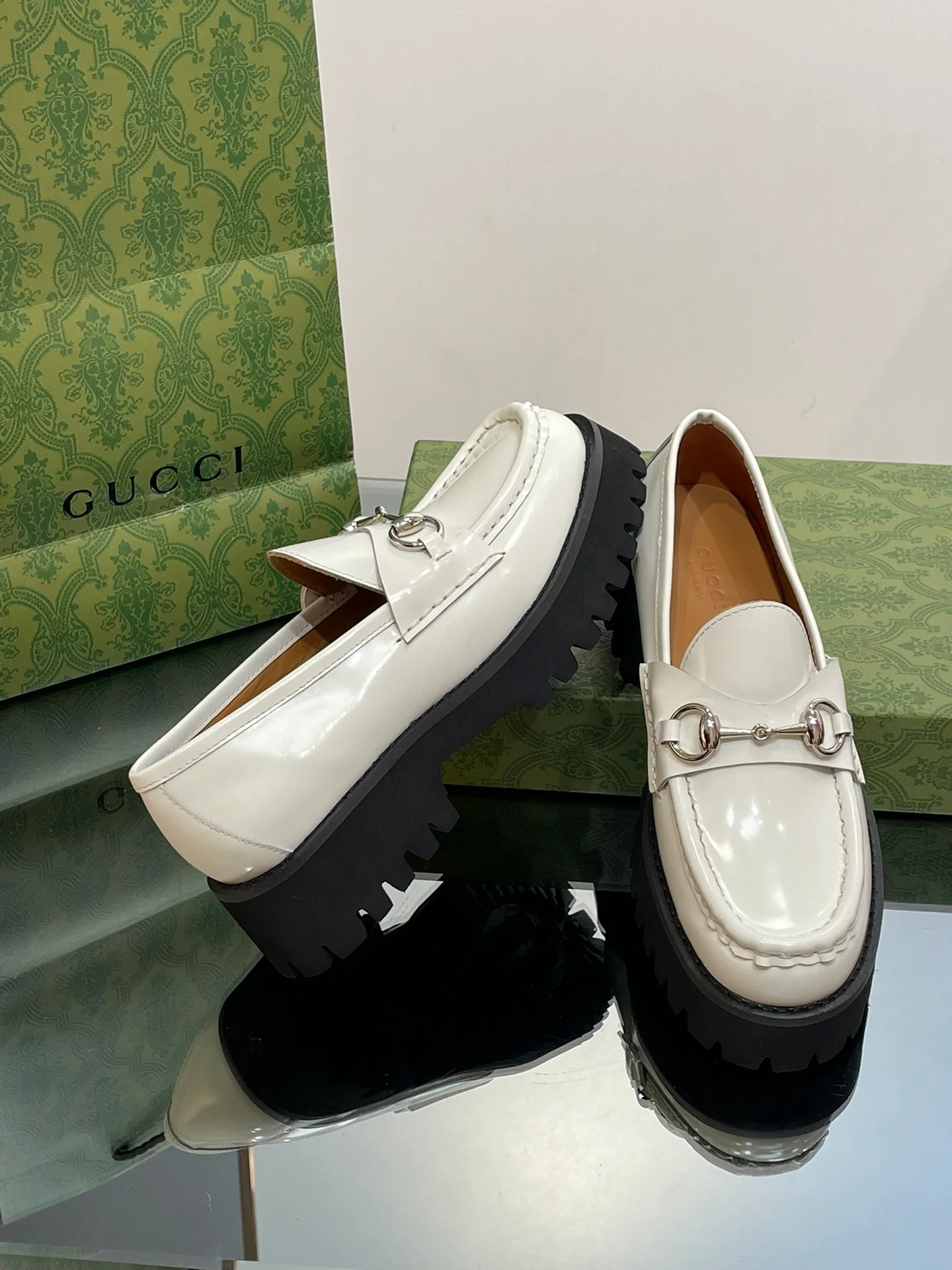 Лоферы Gucci 2024 на платформе с серебряной пряжкой и пряжкой в ??виде конской уздечки - белые