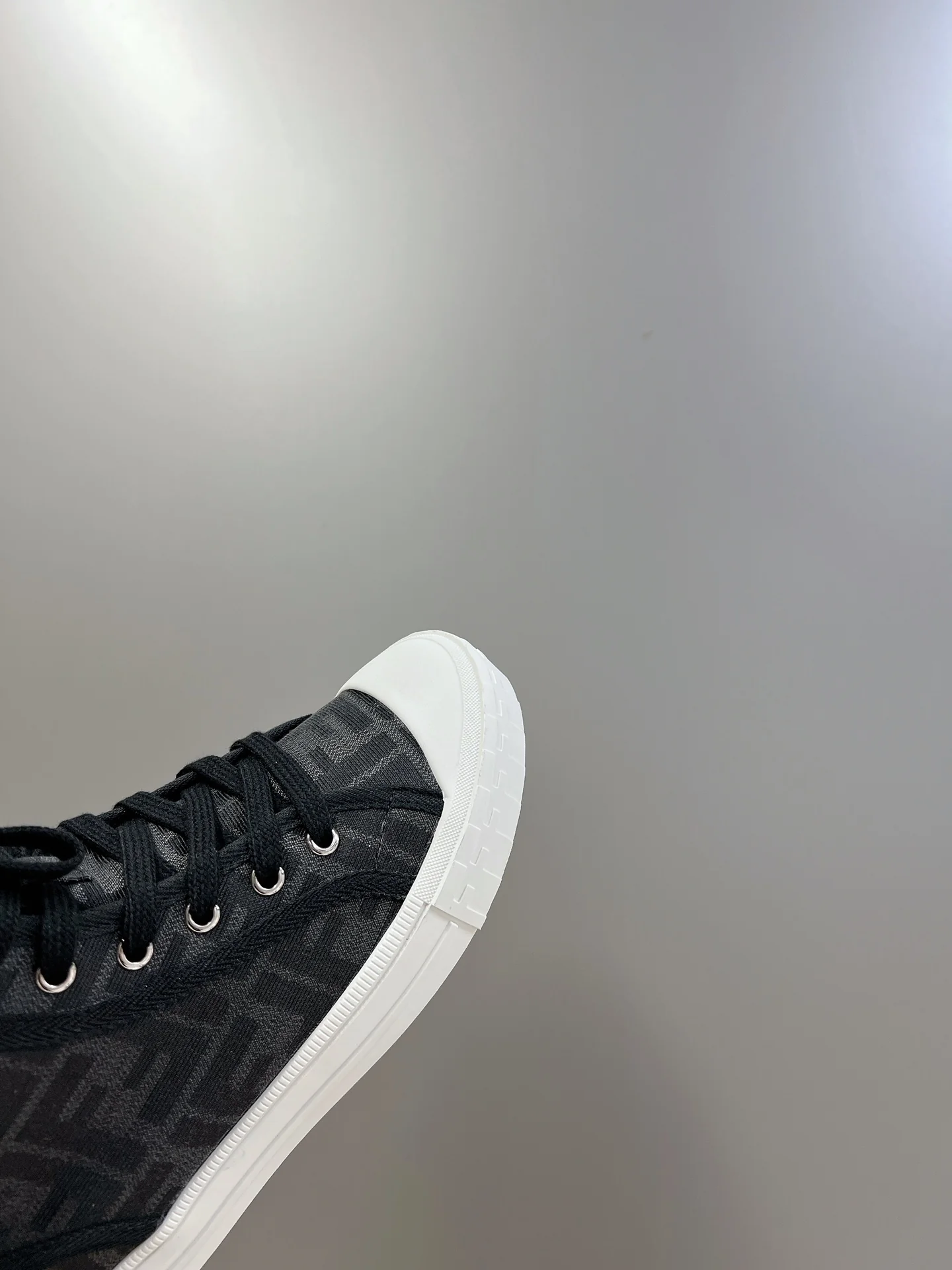 Fendi - Новинка сезона осень/зима 2022 - Высокие повседневные туфли с монограммой - 1