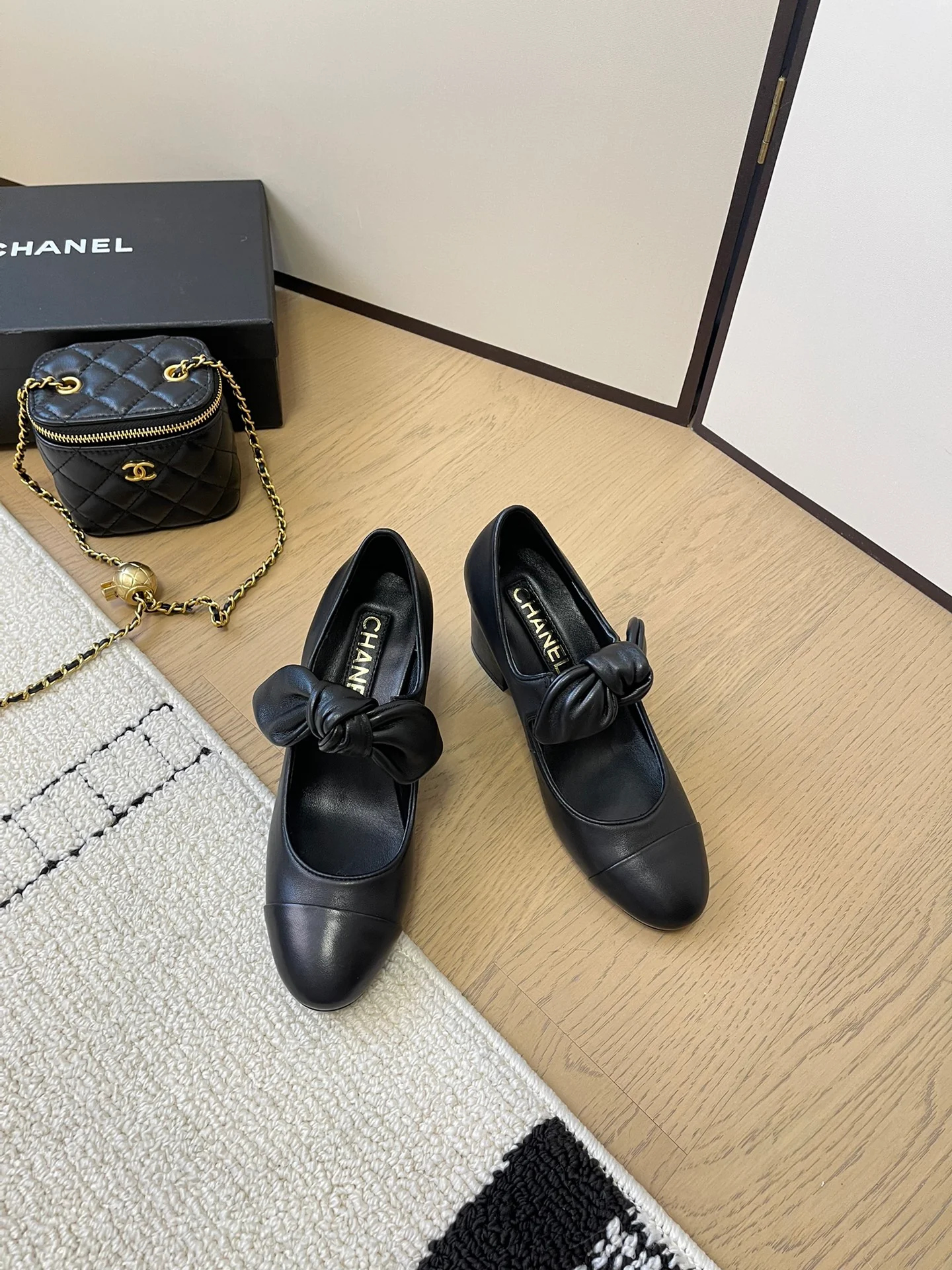 Балетные туфли на высоком каблуке Chanel 2024 — черные