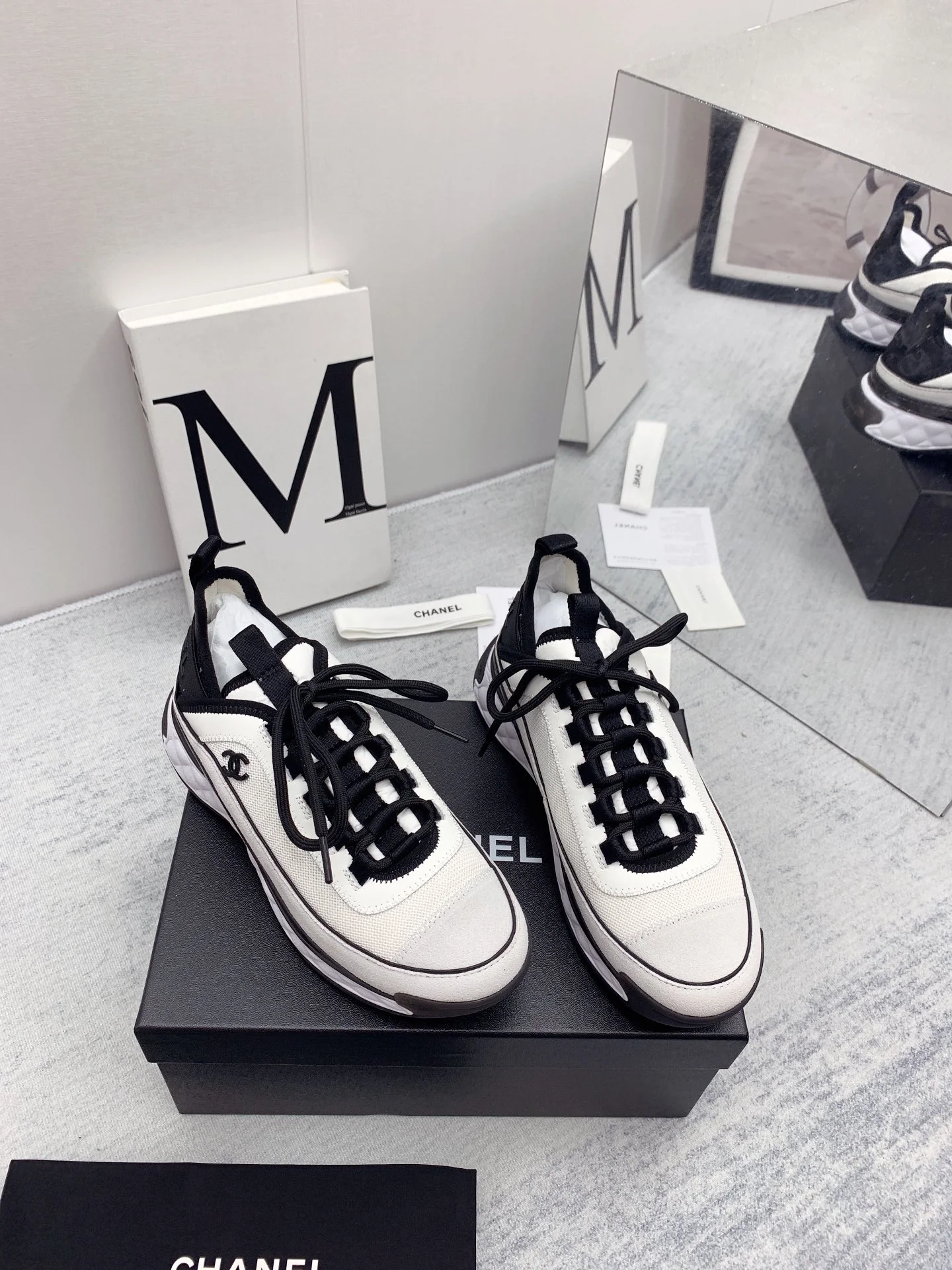 Новинка сезона осень/зима 2021 от Chanel - кроссовки с ромбовидным узором - белые и черные.