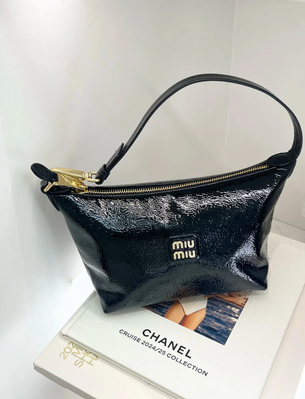 Косметичка/сумка для обеда Miu Miu из лакированной кожи — фото в действии.