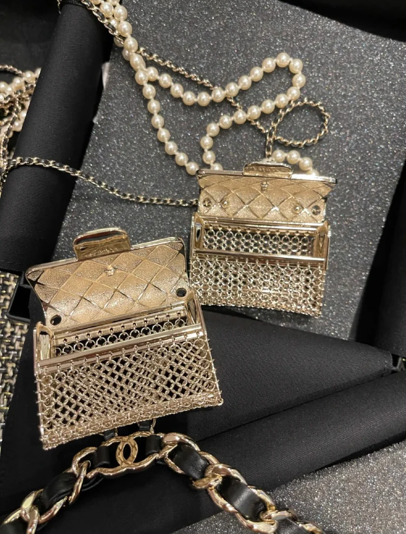 Металлическая сумка Chanel с жемчужной цепочкой