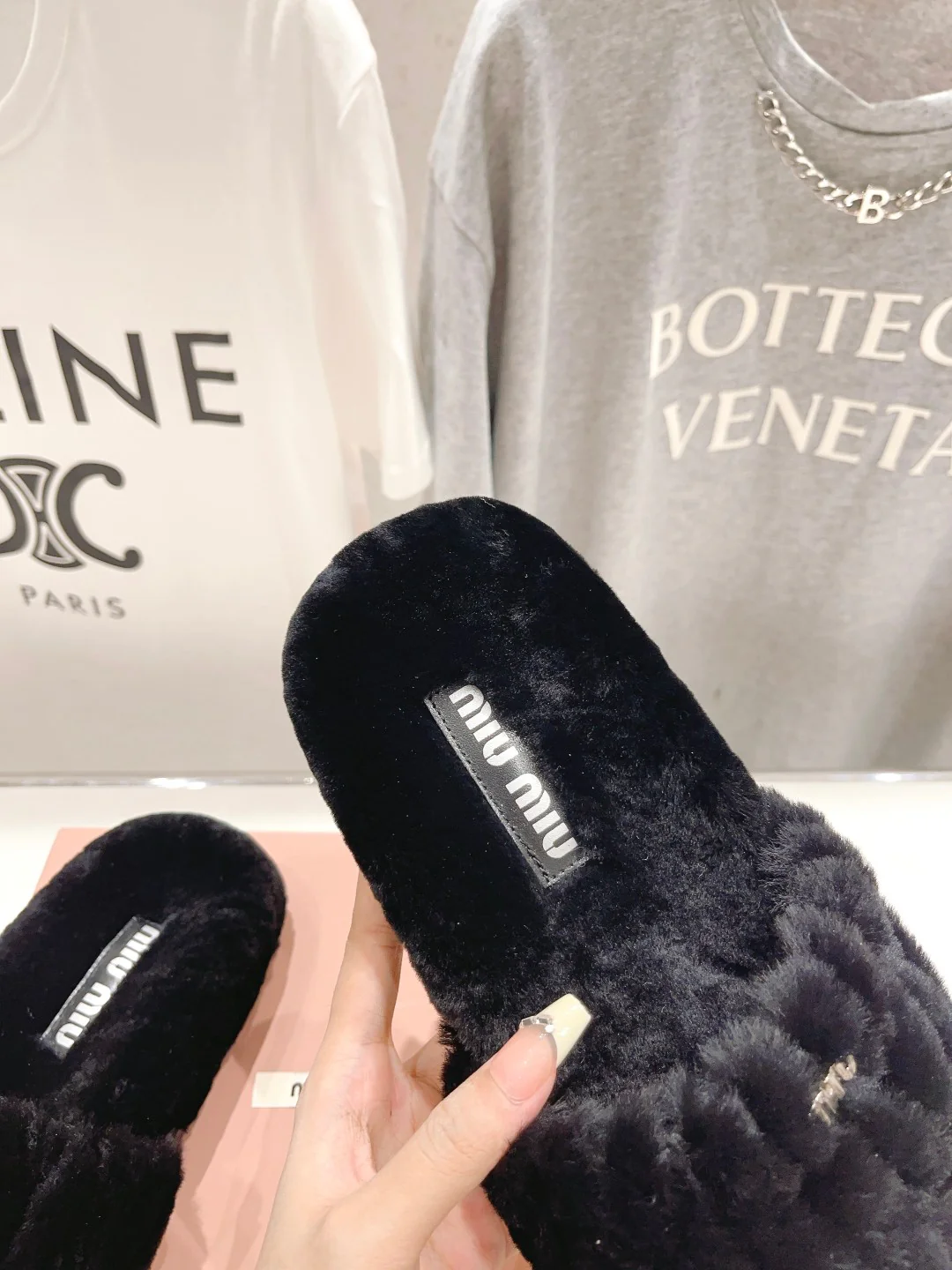 Новинка начала осени 2023 года от Miu Miu - Шелковые вышитые меховые тапочки - Полностью меховые, черные