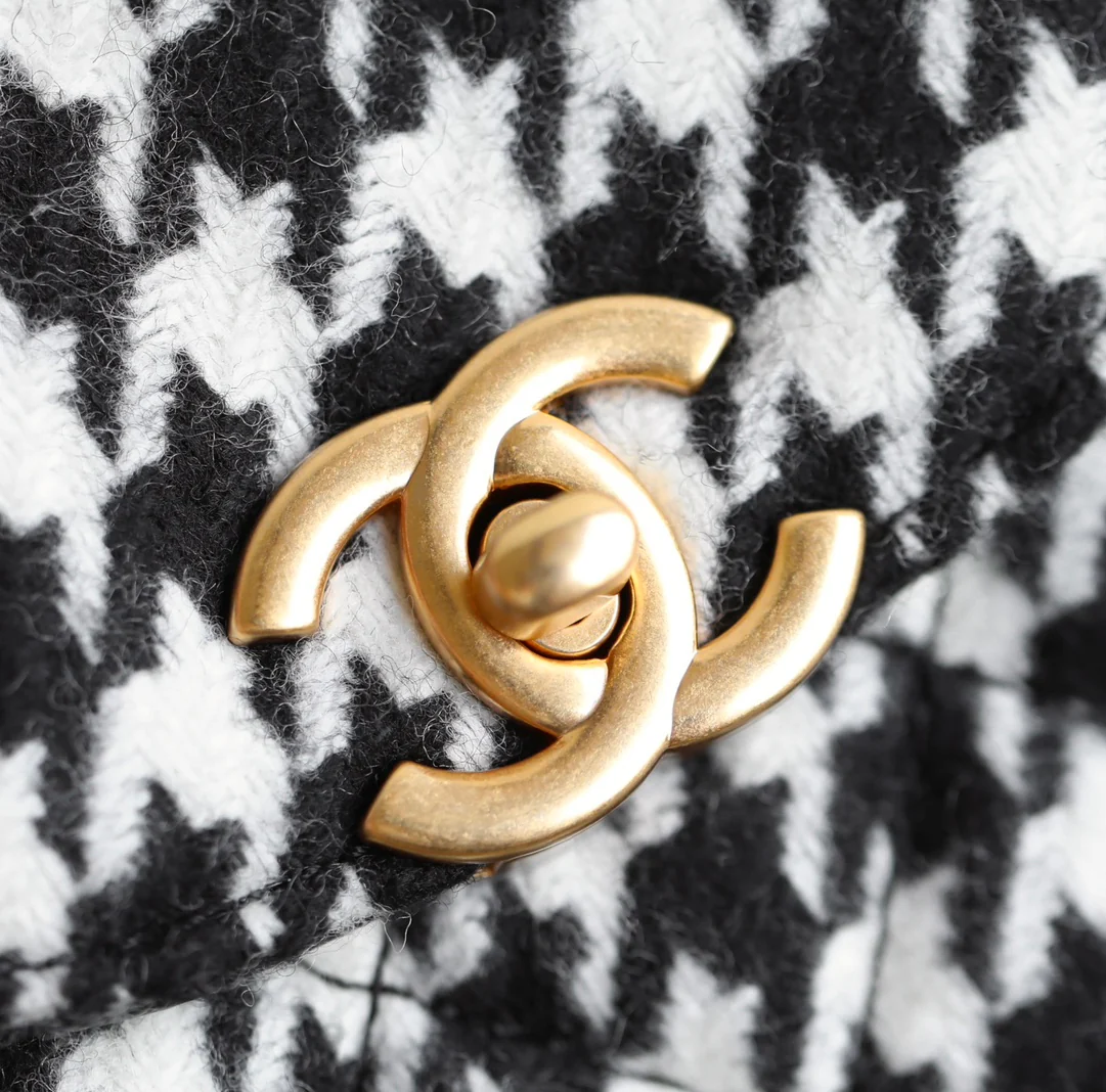 Сумка Chanel Kelly на цепочке с узором ?гусиная лапка?.