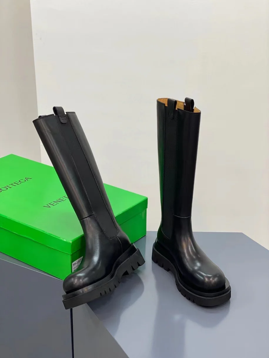 Новинка сезона осень/зима 2022 от BV - высокие сапоги с закругленным носком - модель с боковой застежкой.