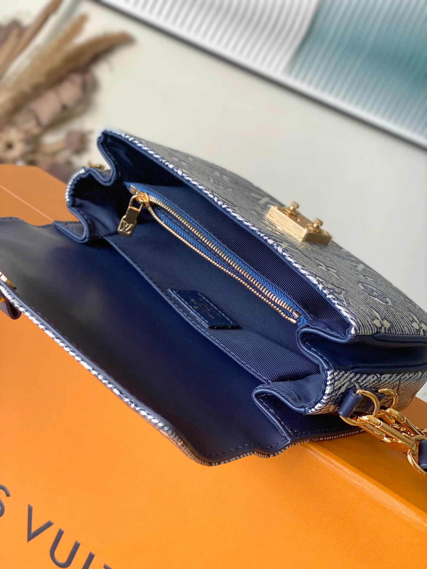 m22834-LV-pochette-metis-east-west-handbag