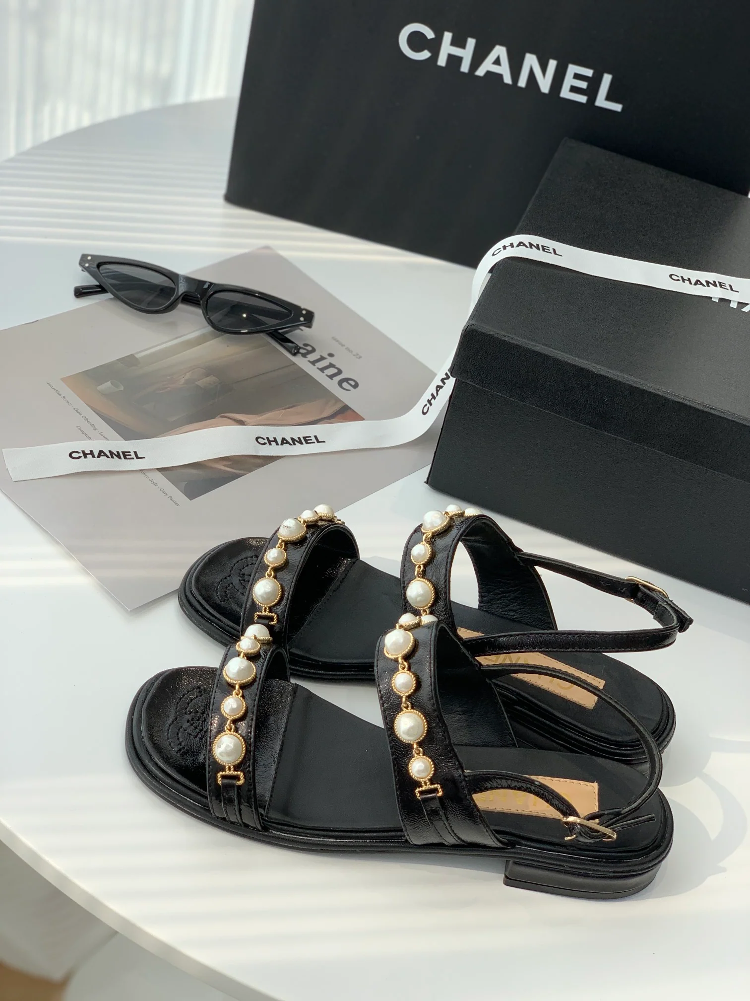 Сандалии Chanel 22a с жемчужной пряжкой ручной работы - кожа ягненка внутри и снаружи - размеры 35-40