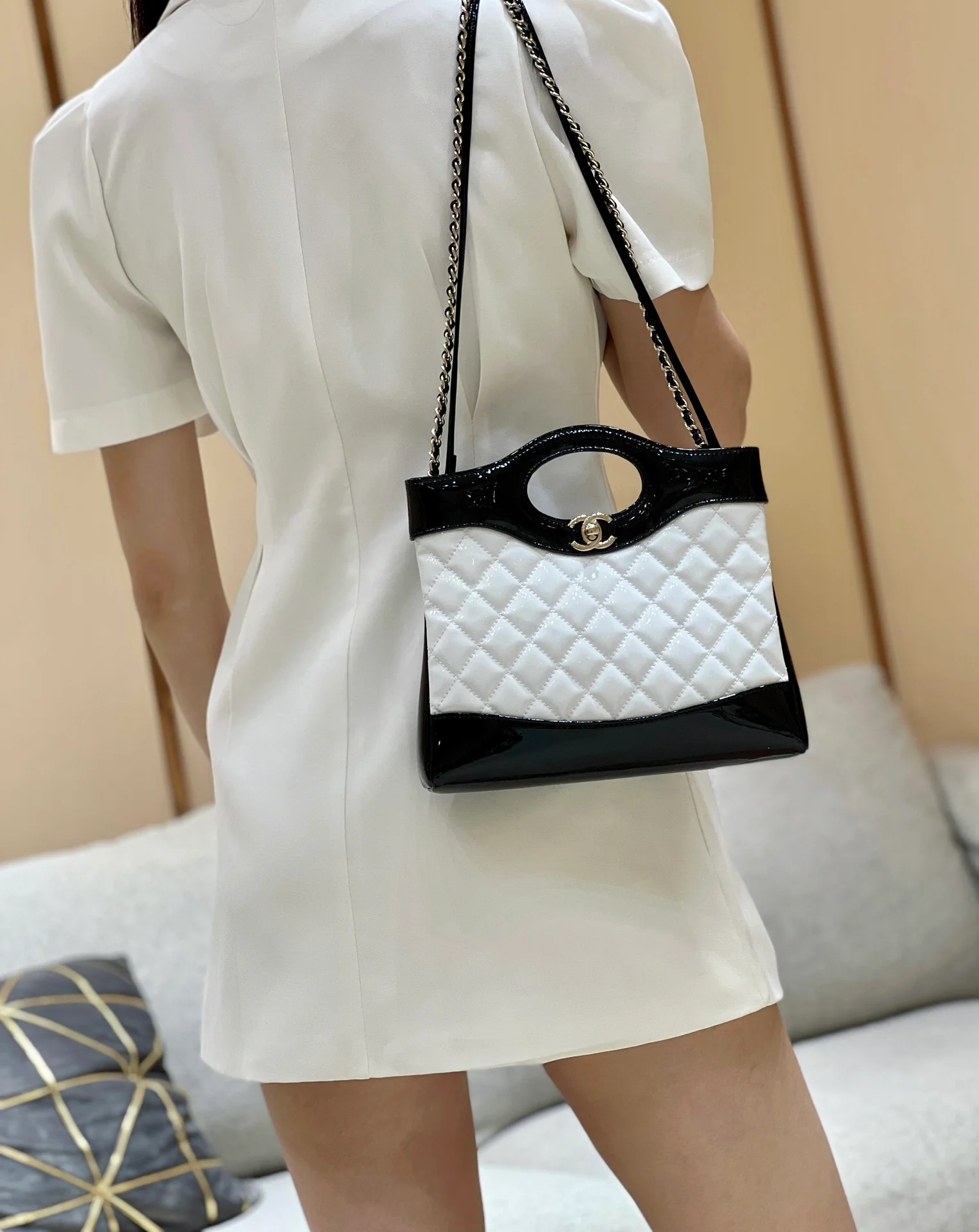 Коллекция Chanel Pre-Fall 2023 - сумка 31bag - черно-белая - мини