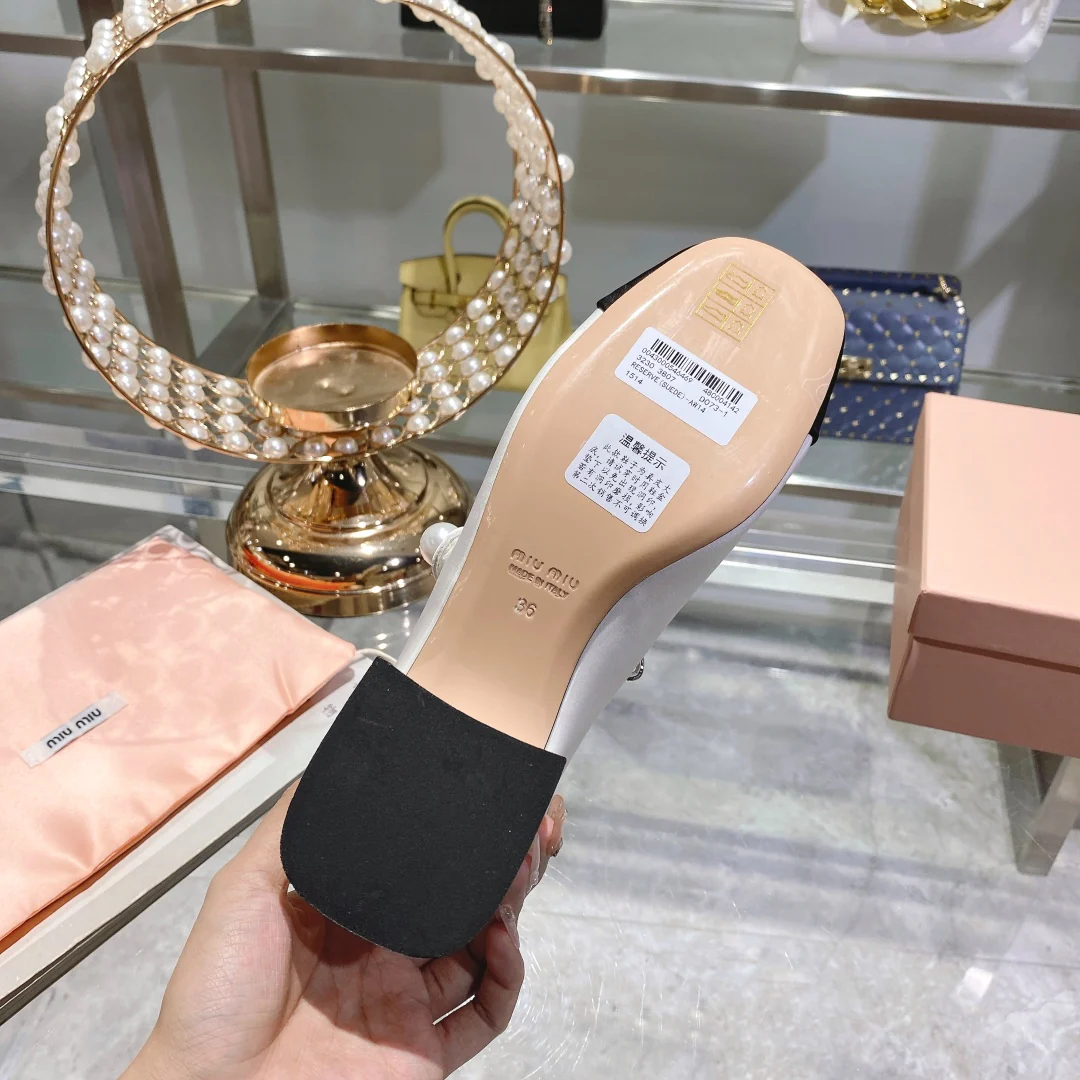 Весенняя коллекция Miu Miu 2023 - Шелковые туфли с квадратным носком - Белые