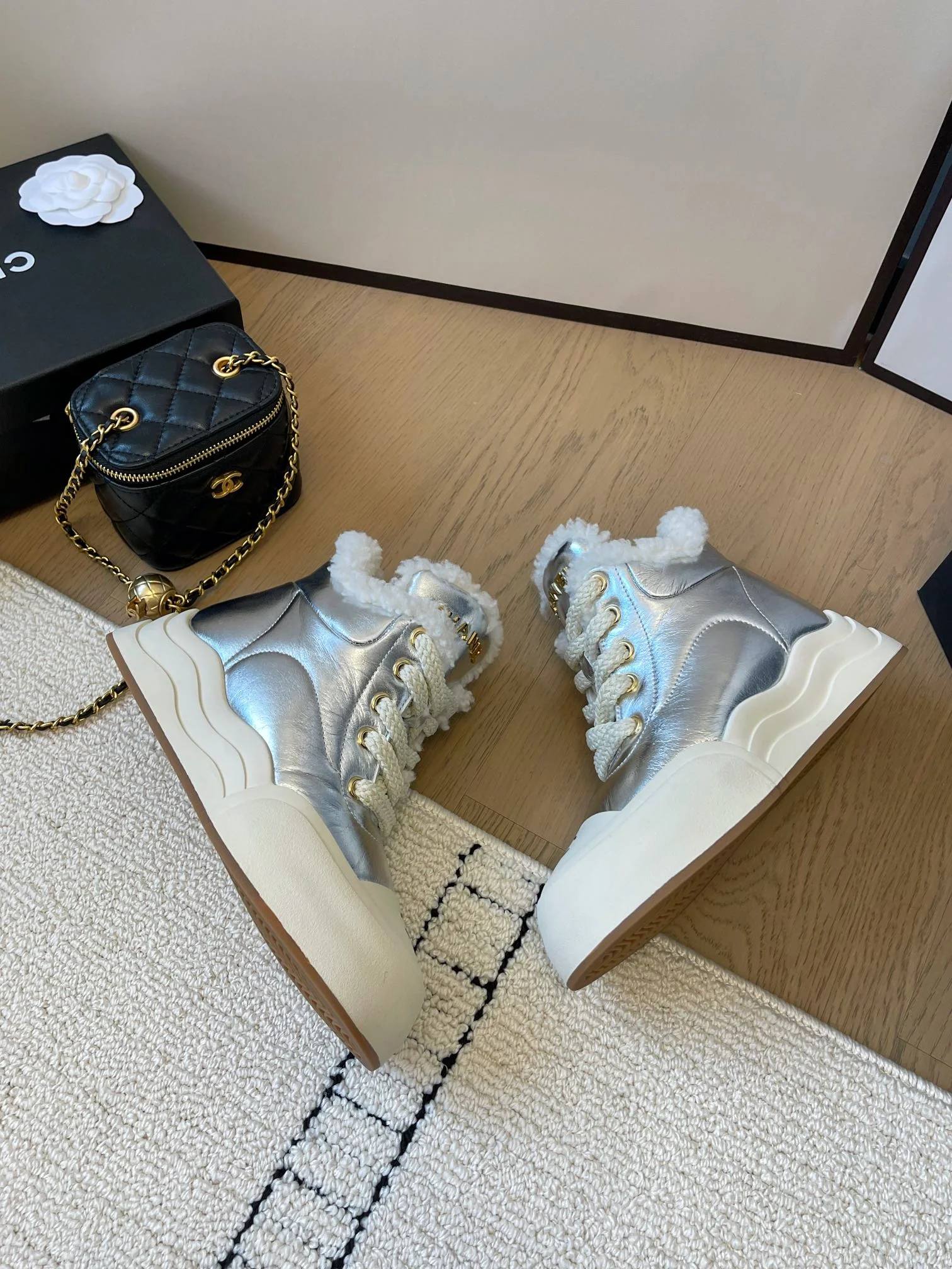 Туфли-лодочки Chanel 2024 на платформе из шерсти, серебристые.