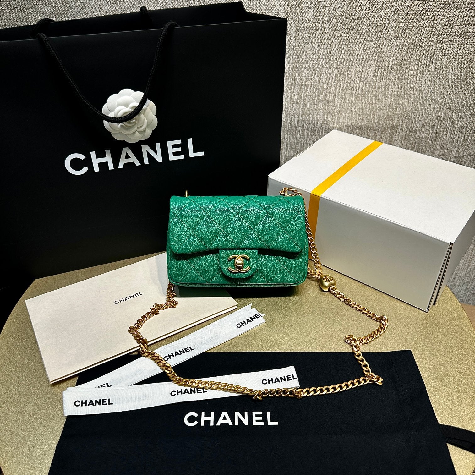 Новинка коллекции Chanel Весна/Лето 2023 - Сумка CF в форме сердца с регулируемой пряжкой и цепочкой - Телячья кожа с текстурой 