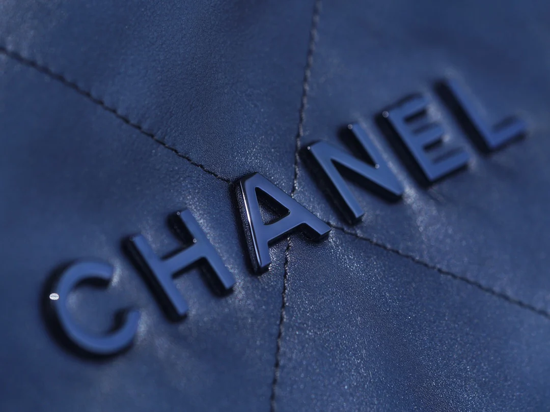 Сумка Chanel 22 - маленькая, металлизированная, синяя.