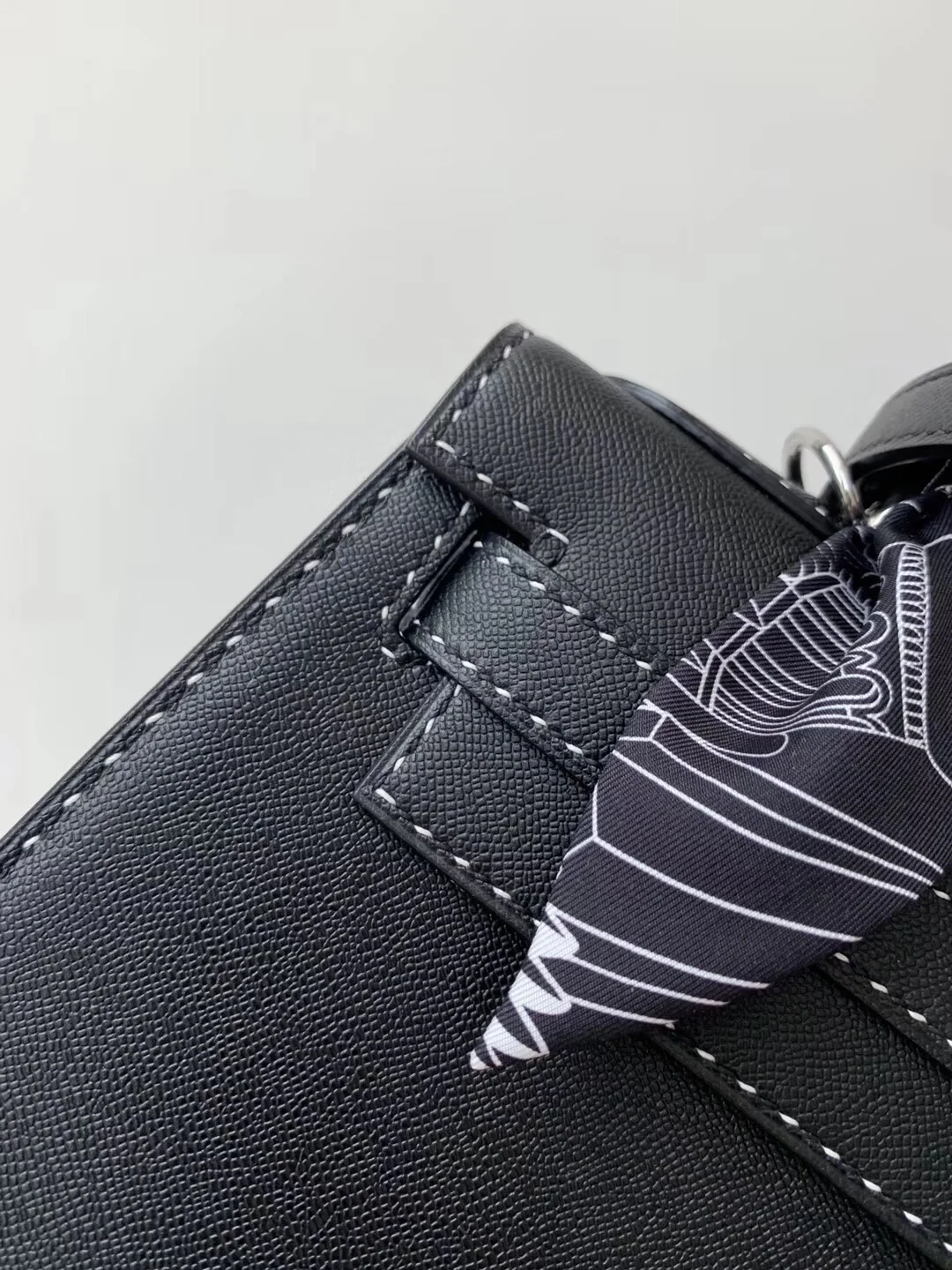 Сумка Hermes Limited Edition Miss You Kelly 28 — черная с серебряными пряжками — внешний шов