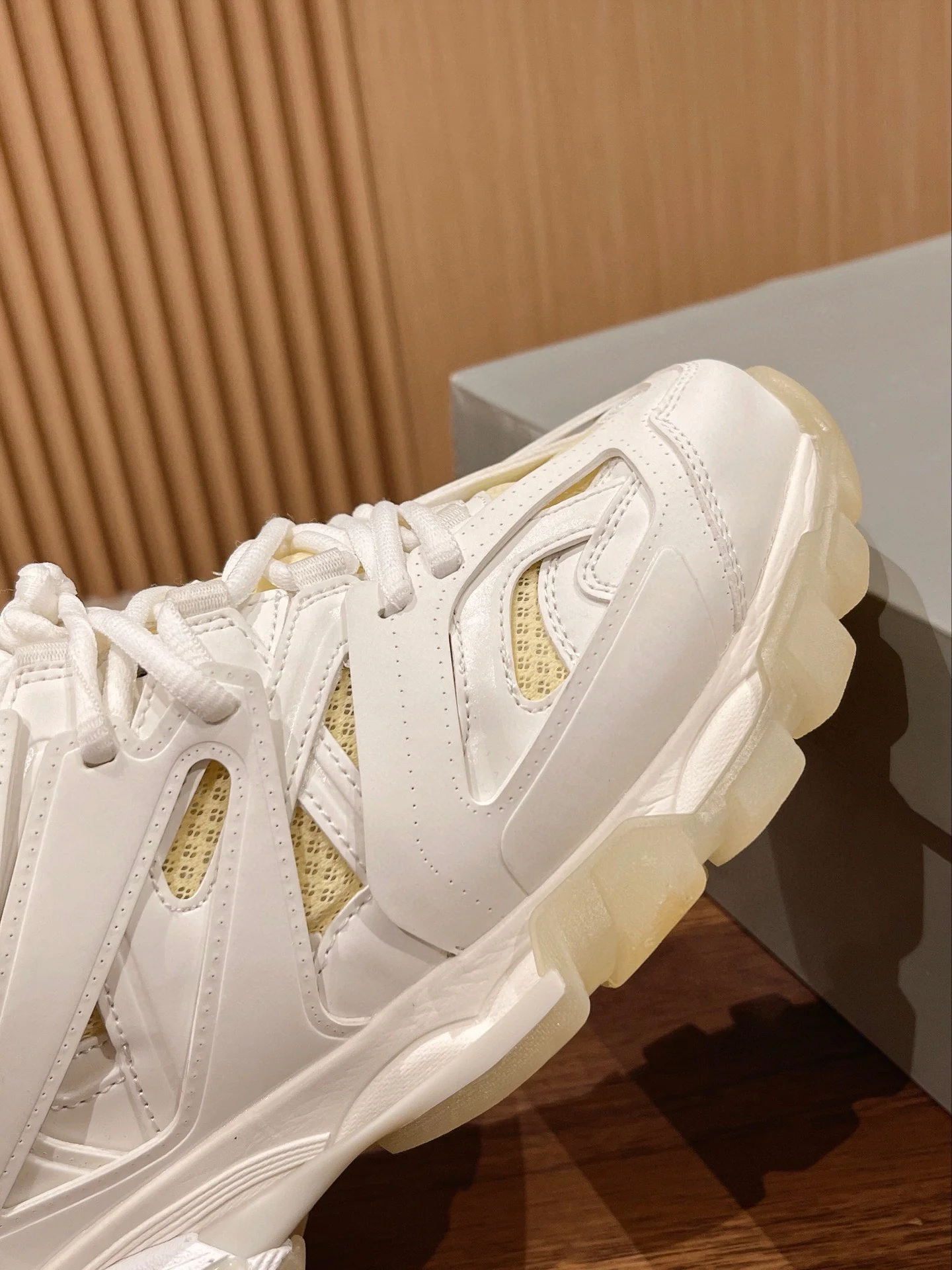 Кроссовки Balenciaga Track 3-0 (3-е поколение) Chunk - Унисекс - Белые - 1