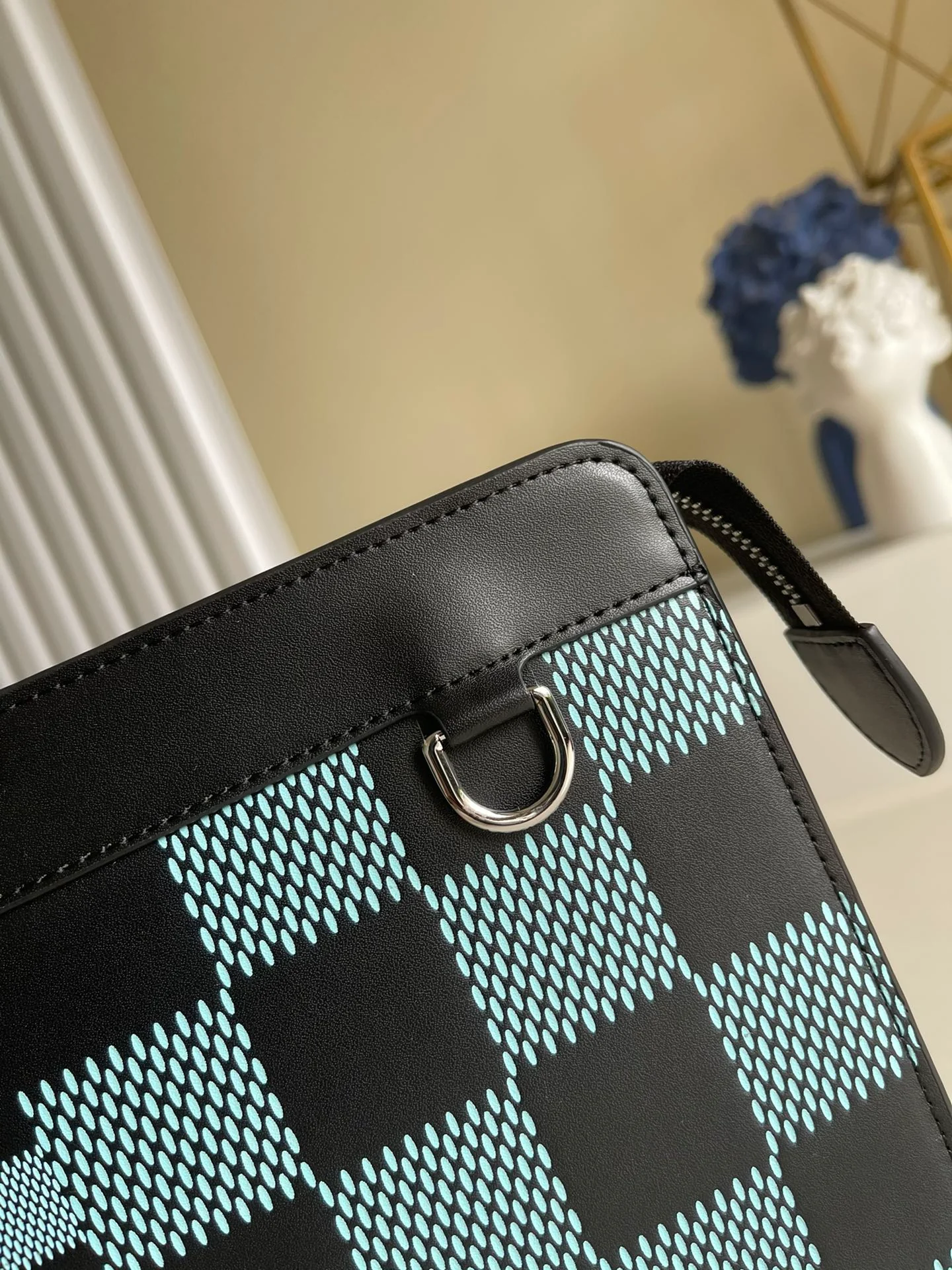 lv-n60448-standing-clutch-1
